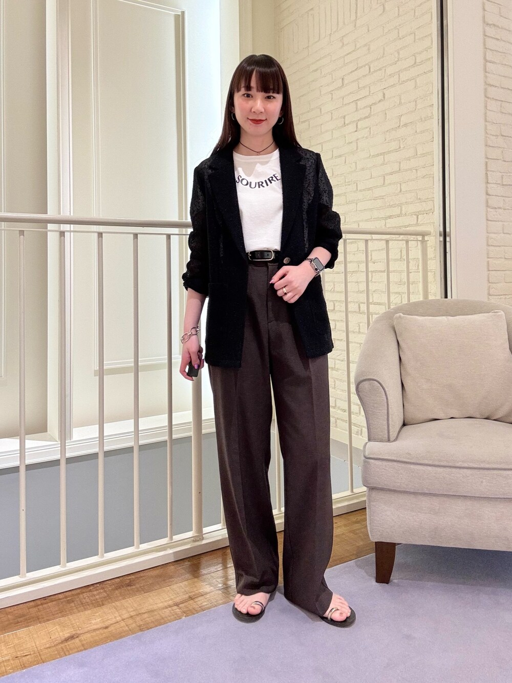 「春服、おでかけコーデ、カジュアルスタイル、ootd、オトナカジュアル、ワントーンコーデ、大人カジュアル、ジャケットスタイル、ジャケット、パンツスタイル、パンツコーデ、シンプル、シンプルコーデ、Tシャツ、春コーデ」｜「NOLLEY’S Sophiのフラッグカラミテーラードジャケット（テーラードジャケット、ブラック系）」を使った、nol hirataさん（骨格ウェーブ・レディース・155cm）の春コーディネートの1枚目の写真