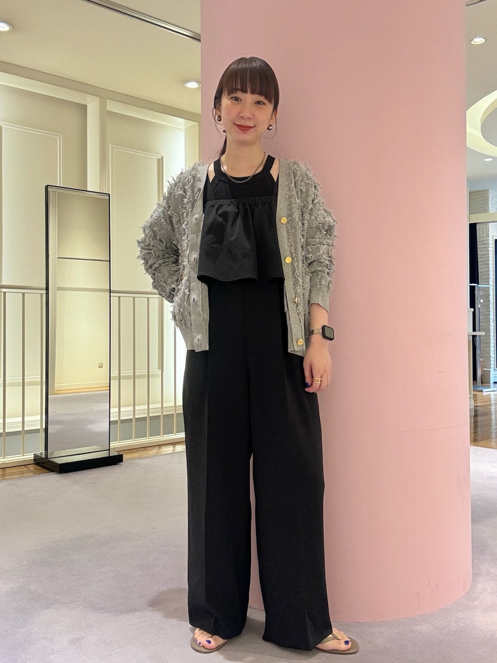 「カジュアル、カジュアルコーデ、カーディガン、フリンジ、オールインワン、パンツスタイル、ブラック、大人カジュアル、大人コーデ、リラックススタイル、シンプルコーデ、シンプル、シンプルスタイル、モノトーン、モノトーンコーデ」｜「Rie Millerの《手洗い可能》カットジャガードVネックカーディガン（カーディガン/ボレロ、グレー系）」を使った、nol hirataさん（レディース・155cm）の夏コーディネートの1枚目の写真