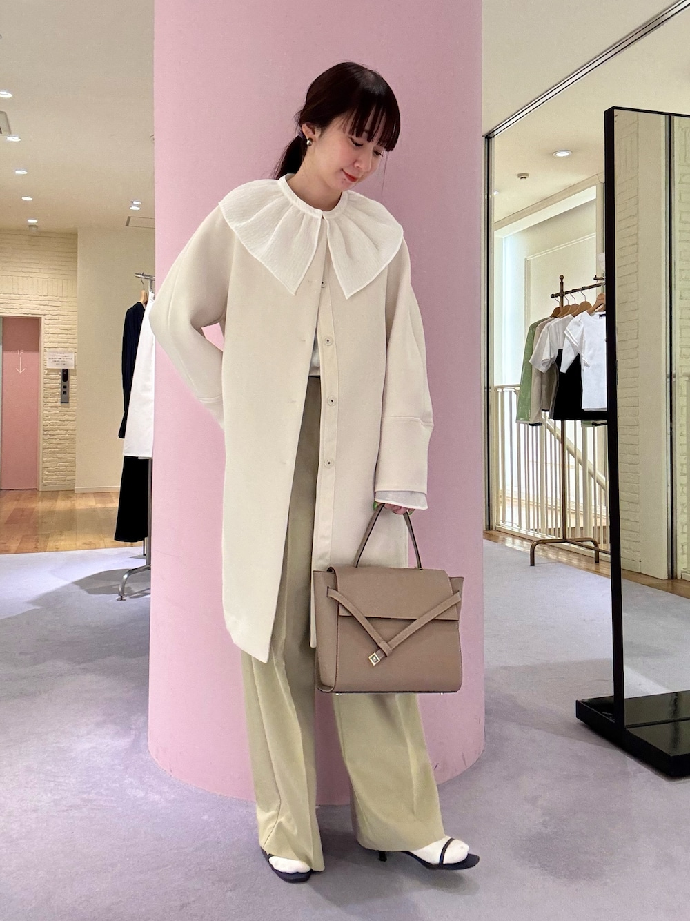 ウォッシャブル軽量トリプルクロスサテン切替クルーネックコートを使っ