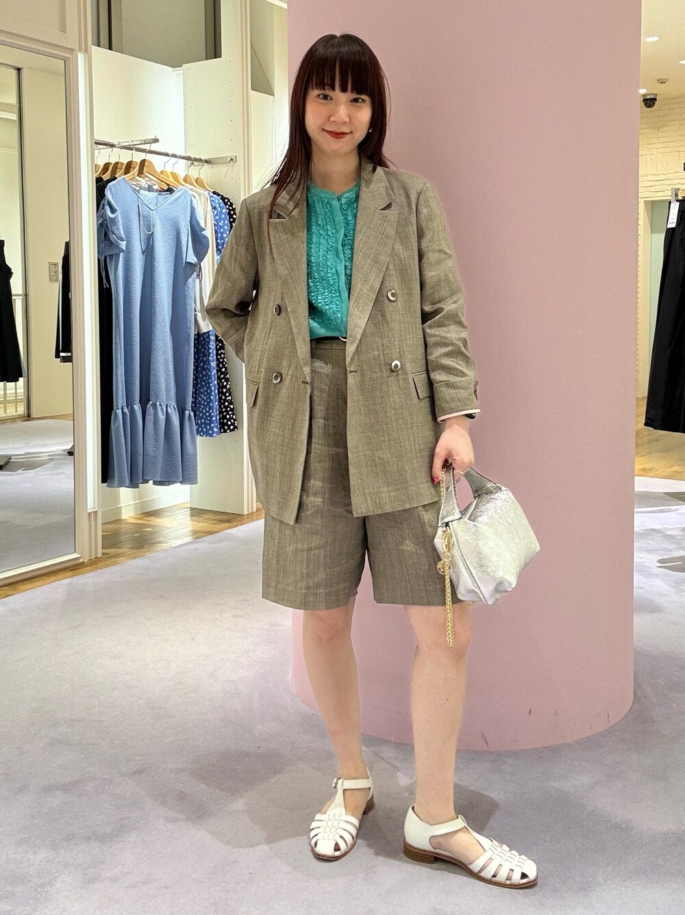 シルバー系のショルダーバッグ、ブラウン系のその他パンツ、グリーン系のシャツ/ブラウスを着用したレディースの春コーディネートの1枚目の写真
