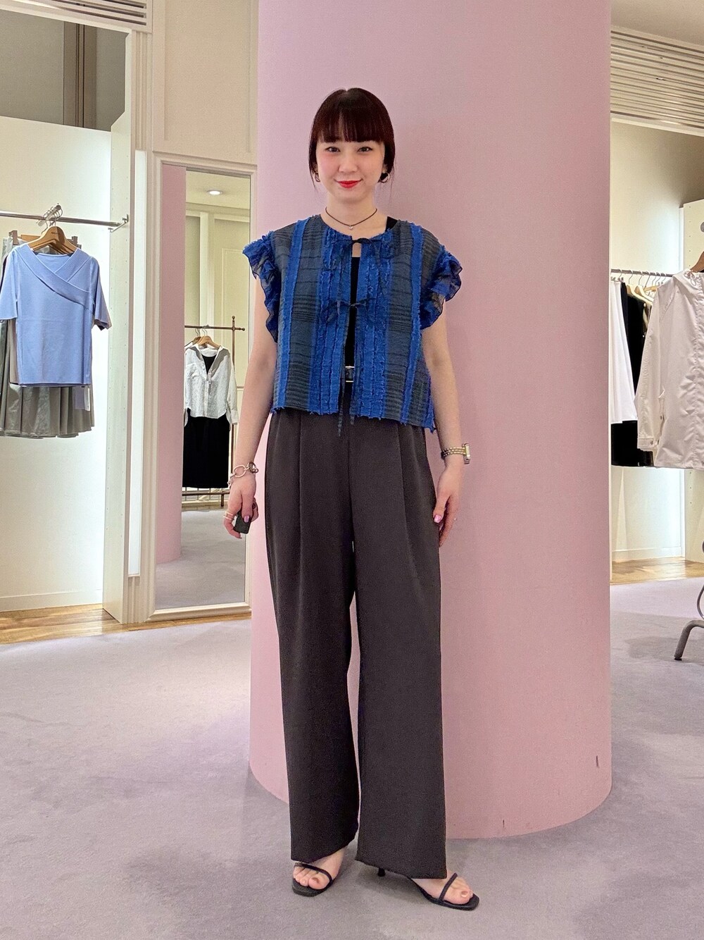 「チェック、春ファッション、春夏コーデ、大人カジュアルコーデ、きれいめコーデ、シアー、パンツ、パンツスタイル、パンツコーデ、シアートップス、シンプルコーデ、シンプルスタイル、シンプル、大人カジュアル、大人コーデ」｜「NOLLEY’Sの《セットアップ対応》KIRYUチェック柄カットジャガードブラウス（シャツ/ブラウス、ブルー系）」を使った、nol hirataさん（骨格ウェーブ・レディース・155cm）の春コーディネートの1枚目の写真