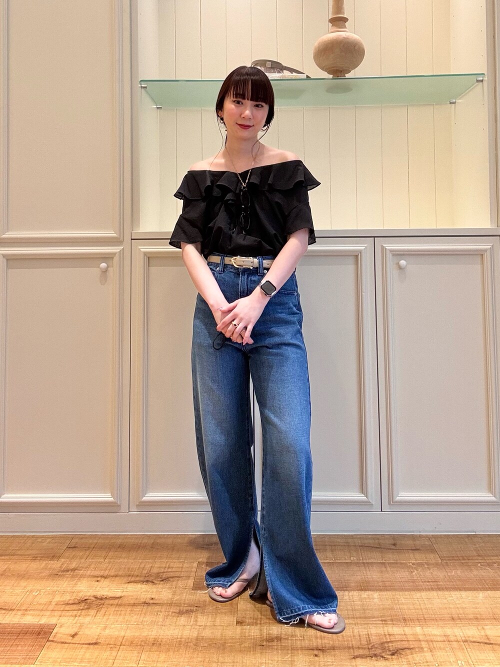「大人カジュアル、最近のいい感じコーデ、今日のコーデ、オトナカジュアル、大人ファッション、パンツスタイル、ラフコーデ、デニム、デニムパンツ、オフショル、ブラウス、大人コーデ、きれいめカジュアル、シンプルコーデ、シンプル」｜「NOLLEY’Sの2wayラッフル衿ブラウス（シャツ/ブラウス、ブラック系）」を使った、nol hirataさん（骨格ウェーブ・レディース・155cm）の春コーディネートの1枚目の写真