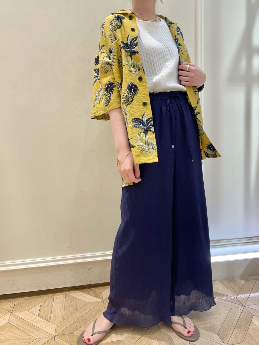 「シンプルコーデ、大人カジュアル、サンダル、ラフ、夏コーデ、カジュアル、シャツスタイル、ワイドパンツ、大人コーデ、リラックススタイル」｜「NOLLEY'S goodmanの【WORK ABOUT/ワークアバウト】LONG VACATION SHIRT　アロハシャツ　総柄シャツ　オープンカラーシャツ（シャツ/ブラウス、イエロー系）」を使った、nol hirataさん（レディース・155cm）の夏コーディネートの1枚目の写真