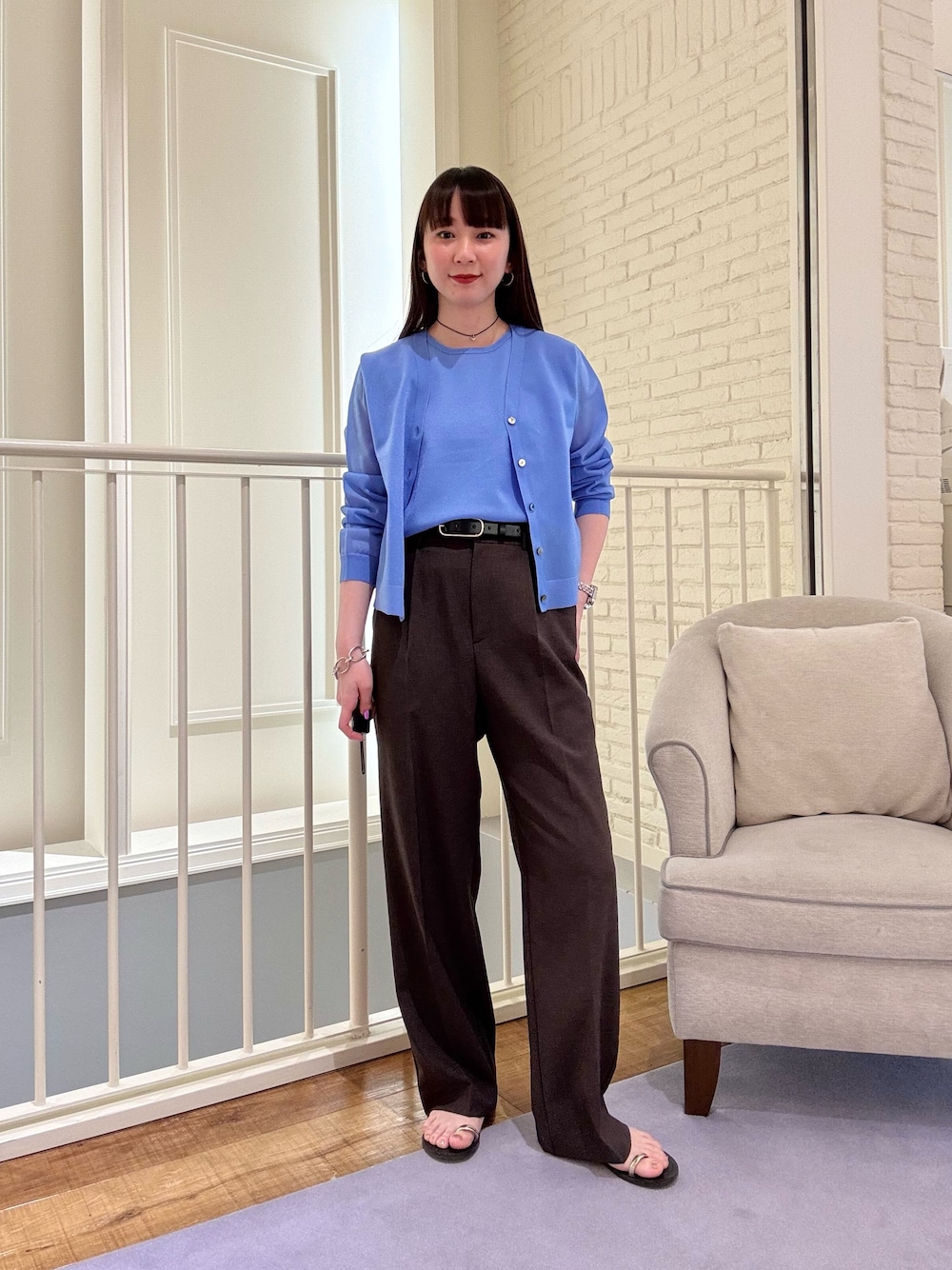 「淡色コーデ、春服、おでかけコーデ、カジュアルスタイル、シンプルスタイル、ワントーンコーデ、低身長コーデ、ootd、大人カジュアル、大人コーデ、シンプルコーデ、パンツスタイル、パンツコーデ、カーディガン、ノースリーブ」｜「NOLLEY’Sの《アンサンブル対応》ハーフシアーVネックカーディガン（カーディガン/ボレロ、ブルー系）」を使った、nol hirataさん（骨格ウェーブ・レディース・155cm）の春コーディネートの1枚目の写真