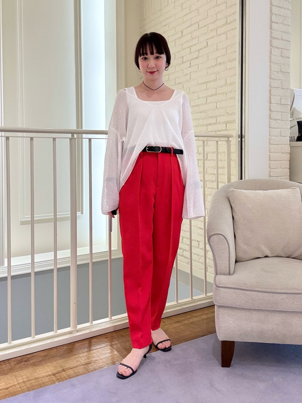 「大人カジュアル、初夏コーデ、ラクチンコーデ、夏コーデ、キレイめカジュアル、オトナ女子、ゆるコーデ、オトナカワイイ、ラフコーデ、大人可愛い、きれいめカジュアル、大人コーデ、パンツスタイル、パンツコーデ、メッシュ」｜「NOLLEY’Sのウォッシャブル防しわスパンツイルツータックテーパードパンツ（その他パンツ、レッド系）」を使った、nol hirataさん（骨格ウェーブ・レディース・155cm）の春コーディネートの1枚目の写真
