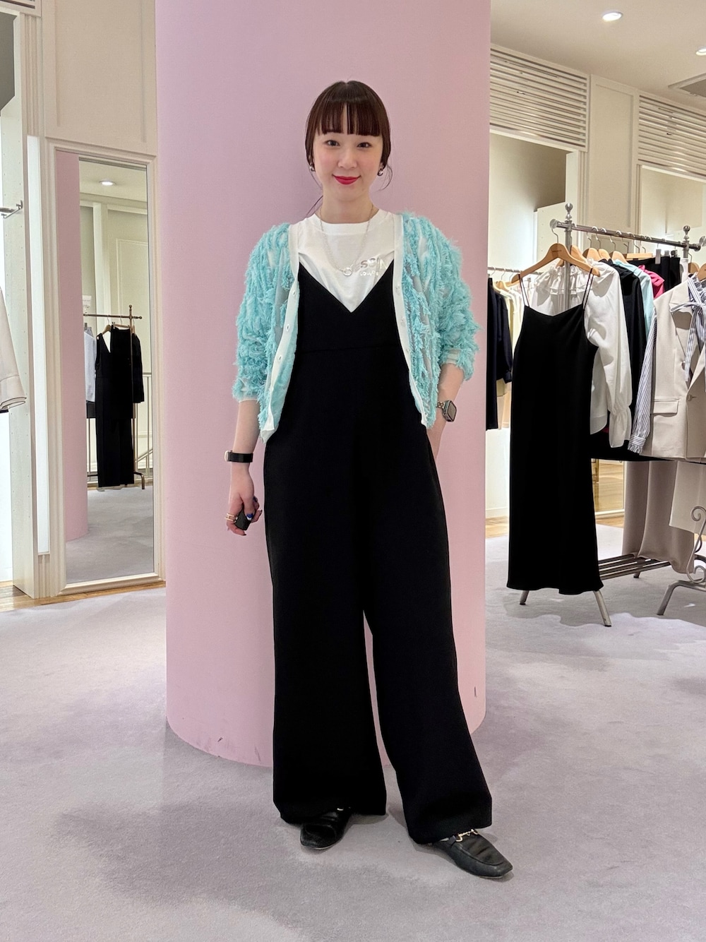 「カーディガン、シアー、シアートップス、オールインワン、サロペット、ラクチンコーデ、春、春コーデ、春夏コーデ、大人カジュアル、大人コーデ、オトナカジュアル、きれいめカジュアル、Tシャツ、ロゴT」｜「NOLLEY’Sの《アンサンブル対応》《手洗い可能》カットフリンジ2WAYカーディガン（カーディガン/ボレロ、グリーン系）」を使った、nol hirataさん（骨格ウェーブ・レディース・155cm）の春コーディネートの1枚目の写真