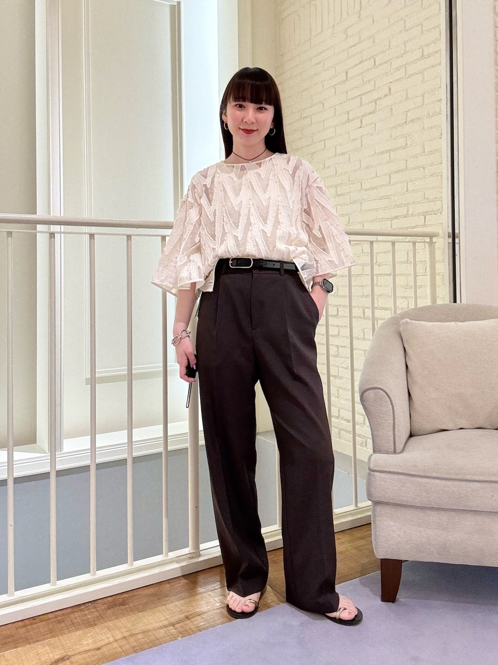 「春服、カジュアルスタイル、おでかけコーデ、ootd、大人カジュアル、大人コーデ、シアートップス、シアーシャツ、ブラウス、パンツスタイル、パンツコーデ、春コーデ、春夏コーデ、シンプルコーデ、シンプル」｜「NOLLEY’S Sophiの《セットアップ対応》キラキラカットジャガード2WAYブラウス（シャツ/ブラウス、ホワイト系）」を使った、nol hirataさん（骨格ウェーブ・レディース・155cm）の春コーディネートの1枚目の写真