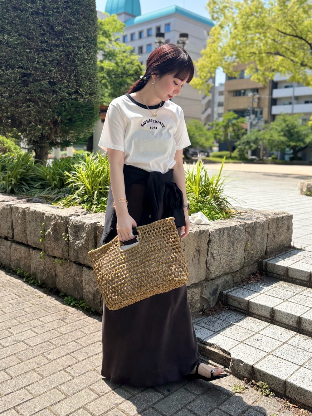 「休日スタイル、初夏コーデ、大人コーデ、ゆるコーデ、シンプルスタイル、カジュアルスタイル、Tシャツコーデ、outfit、Tシャツ、スカート、スカートスタイル、大人カジュアル、きれいめカジュアル、夏コーデ、オトナカジュアル」｜「NOLLEY’S Sophiのシルケット天竺衿配色ロゴTシャツ（Tシャツ/カットソー、ホワイト系）」を使った、nol hirataさん（骨格ウェーブ・レディース・155cm）の春コーディネートの1枚目の写真