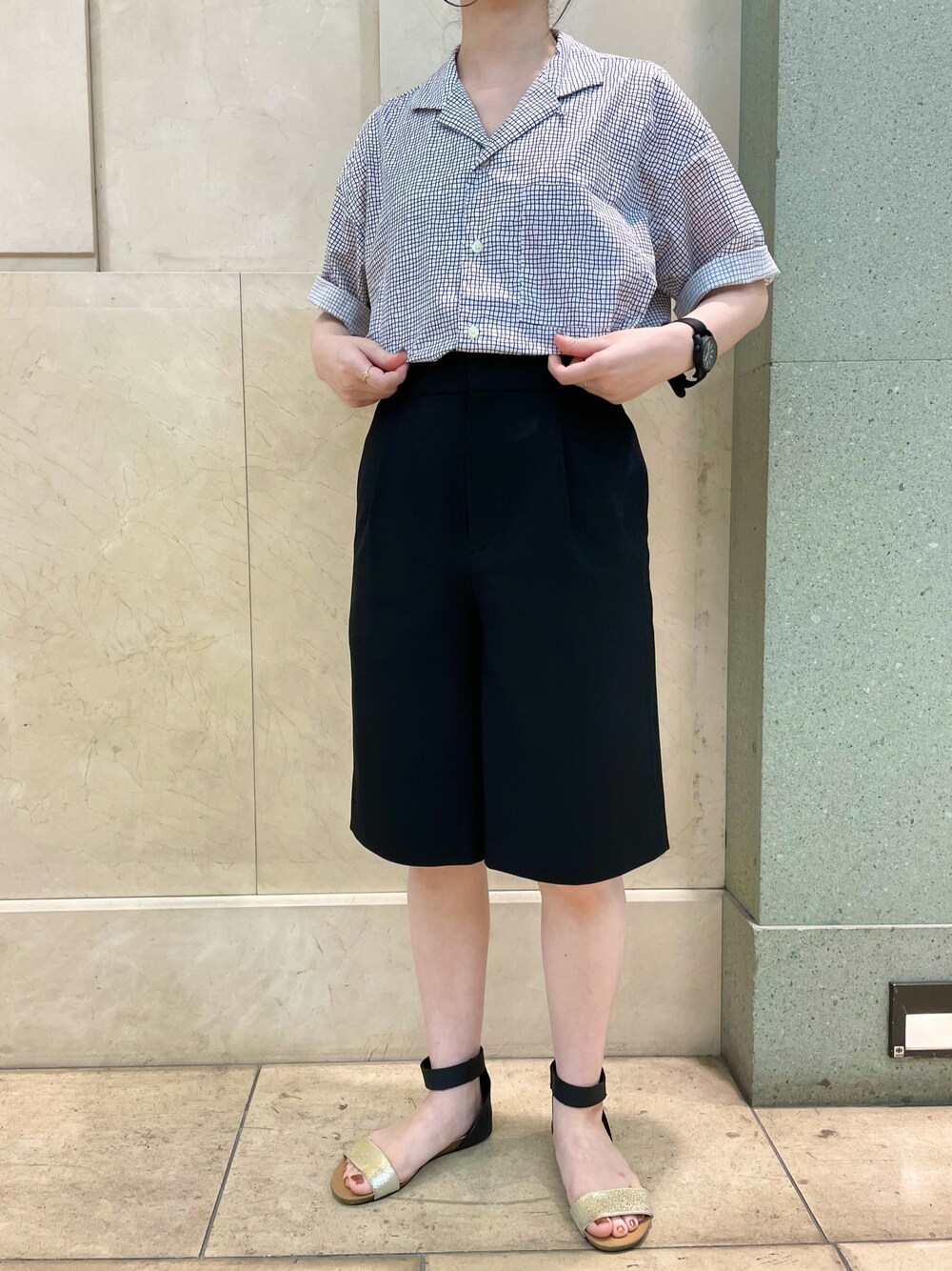 「シンプルコーデ、メンズライク、ユニセックス、シャツスタイル、ハーフパンツ、ショートパンツ、カジュアル、カジュアルコーデ、パンツスタイル、outfit」｜「NOLLEY'S goodmanの総柄 オープンカラーシャツ アロハシャツ UNISEX（シャツ/ブラウス、ホワイト系）」を使った、nol hirataさん（レディース・155cm）の夏コーディネートの1枚目の写真