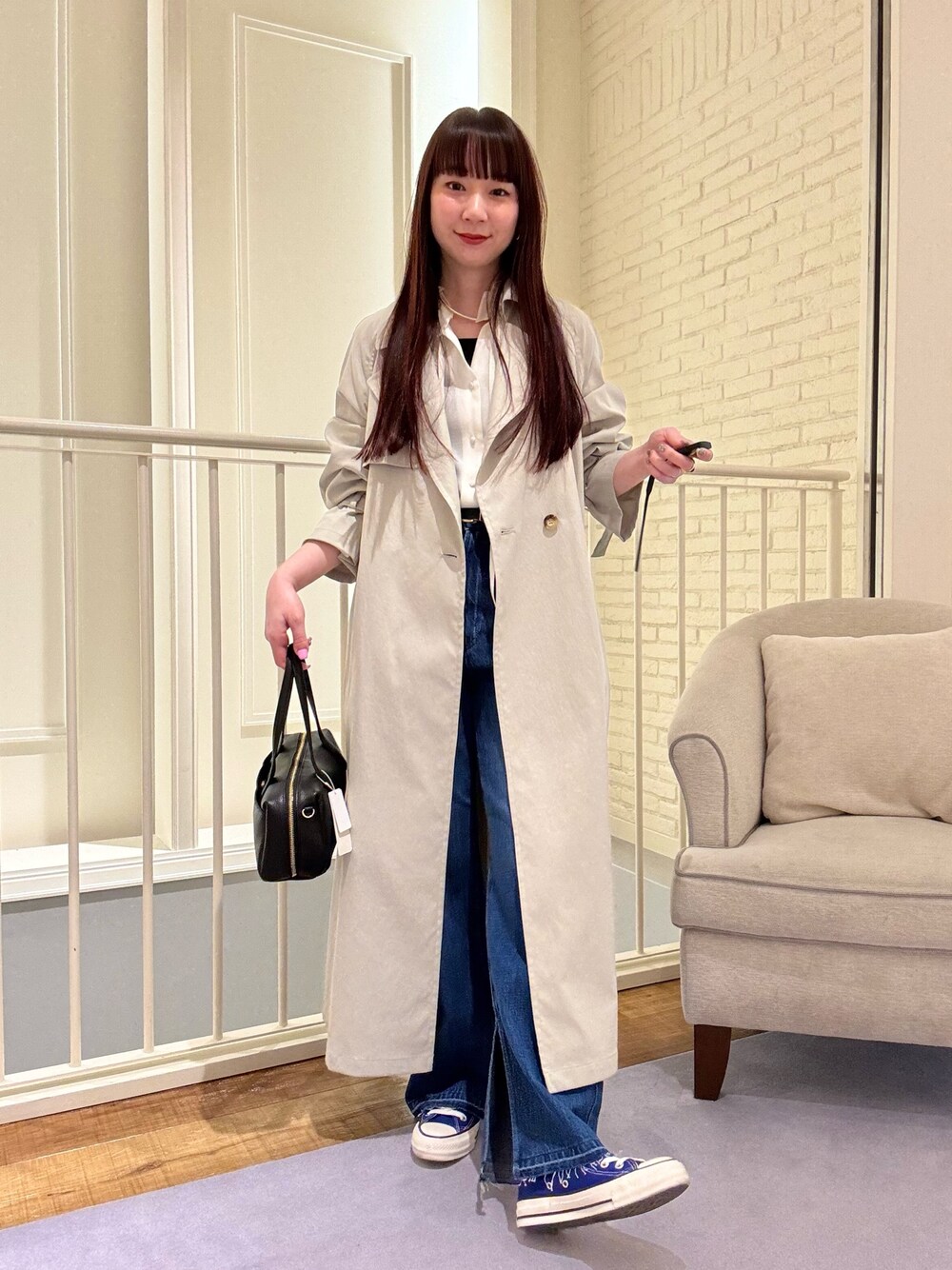 「きれいめカジュアル、キレイめ、大人カジュアル、大人コーデ、カジュアルコーデ、カジュアル、ブラウス、デニム、デニムパンツ、デニムコーデ、シアー、シアートップス、トレンチコート、春コーデ、春」｜「NOLLEY’S Sophiの撥水ライトトレンチコート（トレンチコート、グリーン系）」を使った、nol hirataさん（骨格ウェーブ・レディース・155cm）の春コーディネートの1枚目の写真