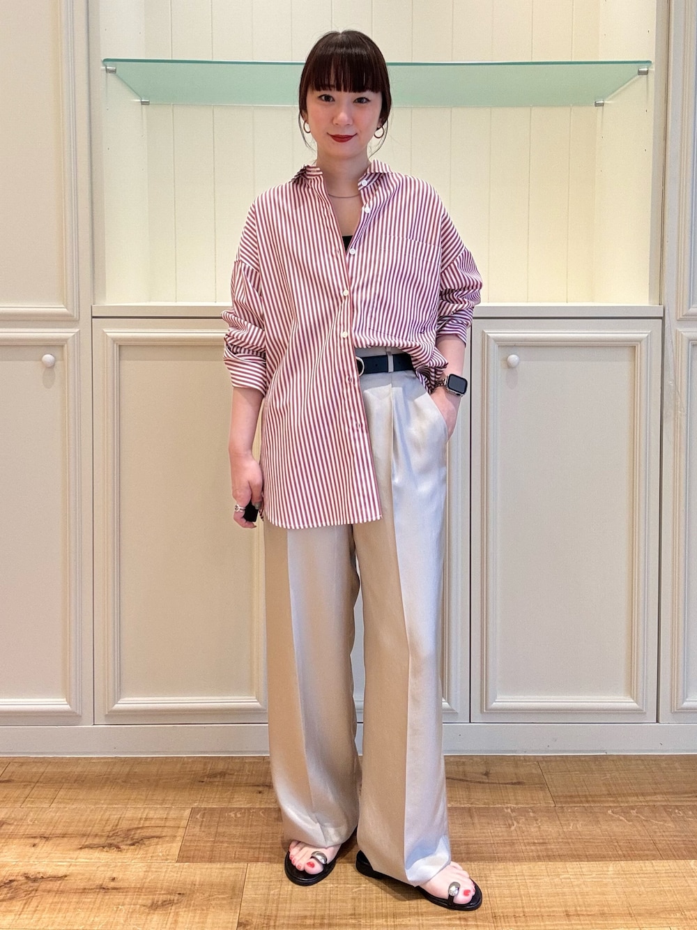 レッド系のシャツ/ブラウス、ベージュ系のその他パンツ、ブラック系のベルトを着用したレディースの秋コーディネートの1枚目の写真