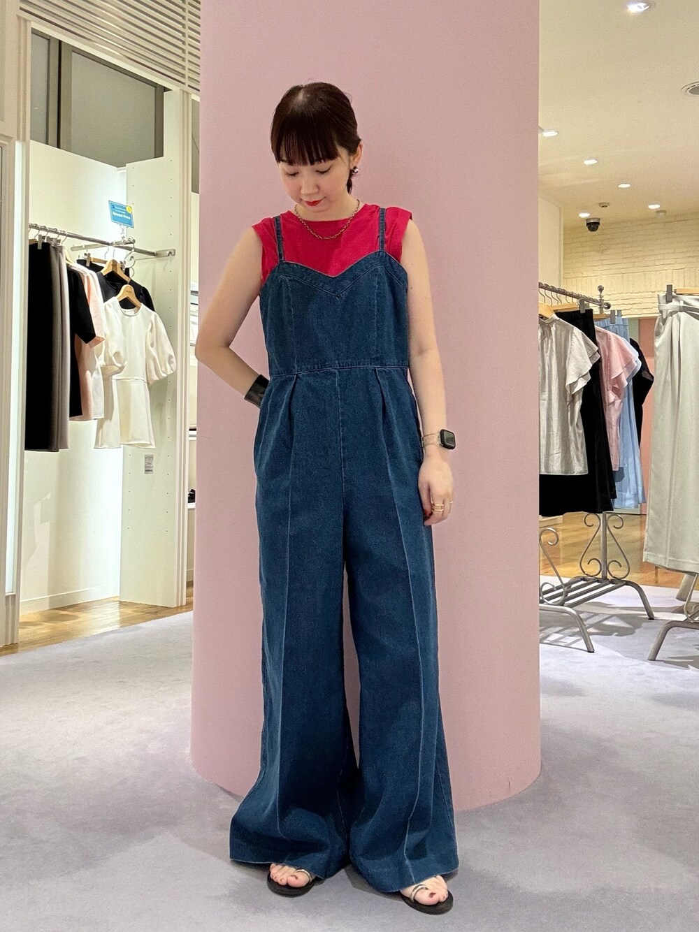 「カジュアル、カジュアルコーデ、大人カジュアル、大人コーデ、オトナカジュアル、オールインワン、デニム、デニムパンツ、Tシャツ、ノースリーブ、ピンク、夏コーデ、夏、シンプルコーデ、シンプル」｜「NOLLEY’Sのタックノースリーブプルオーバーカットソー（Tシャツ/カットソー、ピンク系）」を使った、nol hirataさん（レディース・155cm）の夏コーディネートの1枚目の写真
