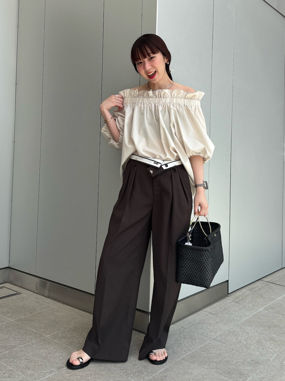 「サンダル、お出かけコーデ、大人コーデ、パンツスタイル、ワントーンコーデ、大人カジュアル、きれいめカジュアル、夏、夏コーデ、オフショル、シンプル、シンプルコーデ、パンツ、パンツコーデ、カジュアル」｜「NOLLEY’S Sophiのタフタオフショル2WAYブラウス（シャツ/ブラウス、ベージュ系）」を使った、nol hirataさん（骨格ウェーブ・レディース・155cm）の春コーディネートの1枚目の写真