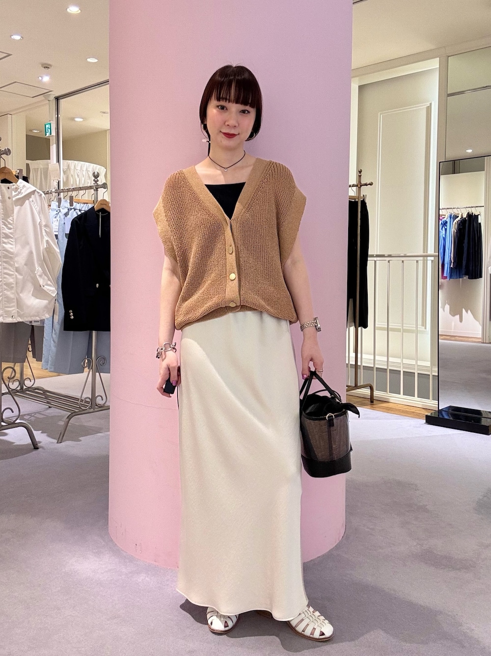 「大人カジュアル、休日スタイル、デートコーデ、おでかけコーデ、今日のコーデ、大人女子、ゆるコーデ、カジュアルスタイル、オトナカワイイ、楽チンコーデ、スカートスタイル、キレイめコーデ、大人可愛い、ショルダーバッグ、大人ファッション」｜「NOLLEY’Sの《アンサンブル対応》《手洗い可能》ペーパーヤーン2WAYベスト（ベスト、イエロー系）」を使った、nol hirataさん（骨格ウェーブ・レディース・155cm）の春コーディネートの1枚目の写真