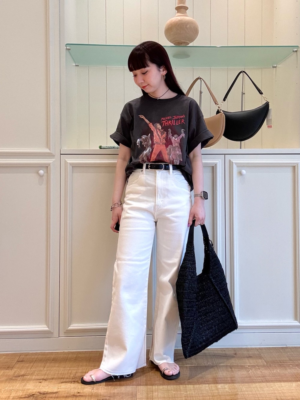 「バンドT、Tシャツ、ユニセックス、カジュアル、カジュアルコーデ、大人カジュアル、大人コーデ、デニム、デニムパンツ、ホワイトデニム、夏、夏コーデ、春コーデ、カジュアルスタイル、シンプルコーデ」｜「GOOD ROCK SPEEDの【GOOD ROCK SPEED】別注 MICHAEL JACKSON T 25SS（Tシャツ/カットソー、ブラック系）」を使った、nol hirataさん（骨格ウェーブ・レディース・155cm）の春コーディネートの1枚目の写真