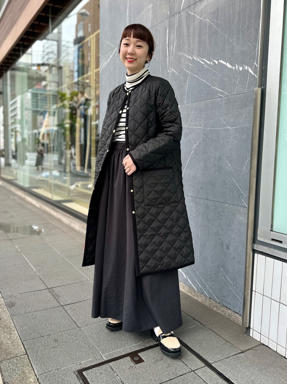 「カジュアルコーデ、カジュアル、Traditional Weatherwear、シンプルコーデ、シンプル、シャツスタイル、スカート、ボーダー、骨格ウェーブ、大人カジュアル、大人コーデ、オトナカジュアル、モノトーン、ワントーンコーデ、秋コーデ」｜「NOLLEY’Sの《手洗い可能》エタニティアンチピリングハイネックプルオーバーニット（ニット/セーター、ホワイト系）」を使った、nol hirataさん（レディース・155cm）の秋コーディネートの1枚目の写真