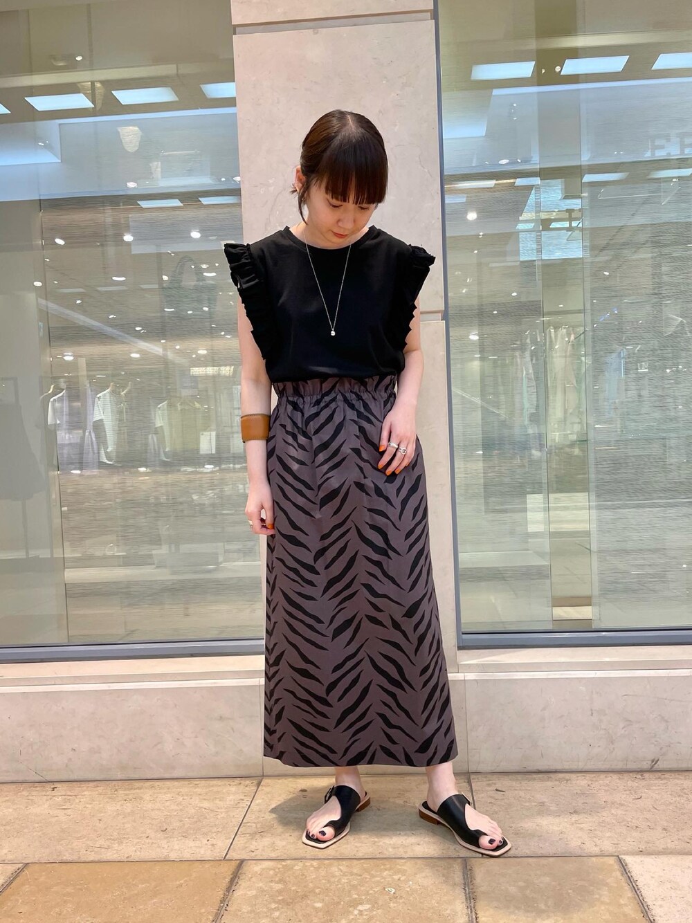 「カジュアルコーデ、モノトーン、モノトーンコーデ、春夏コーデ、大人コーデ、低身長、スカート、カジュアル、ブラック、ブラックコーデ、ゼブラ柄、サンダル、ワントーンコーデ、アニマル柄、バングル」｜「Rie Millerのフリル袖Tシャツ（Tシャツ/カットソー、ブラック系）」を使った、nol hirataさん（レディース・155cm）の春コーディネートの1枚目の写真