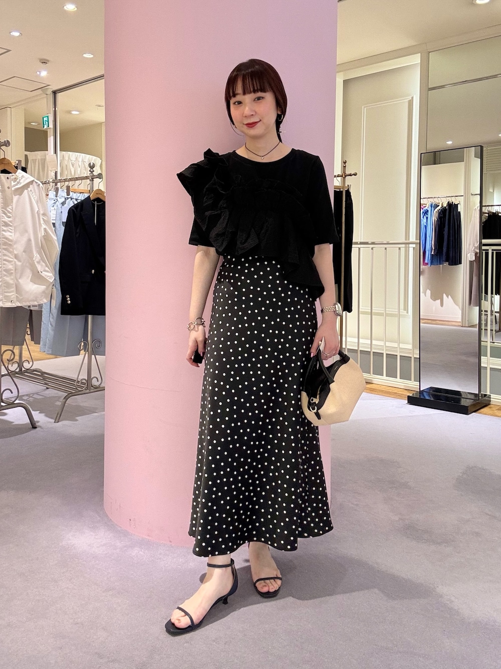 「大人カジュアル、休日スタイル、おでかけコーデ、今日のコーデ、大人女子、ゆるコーデ、カジュアルスタイル、オトナカワイイ、楽チンコーデ、スカートスタイル、キレイめコーデ、大人可愛い、大人ファッション、シンプルスタイル、大人コーデ」｜「Rie Millerのフリル付き3WAYストレッチリブカットソー（Tシャツ/カットソー、ブラック系）」を使った、nol hirataさん（骨格ウェーブ・レディース・155cm）の春コーディネートの1枚目の写真