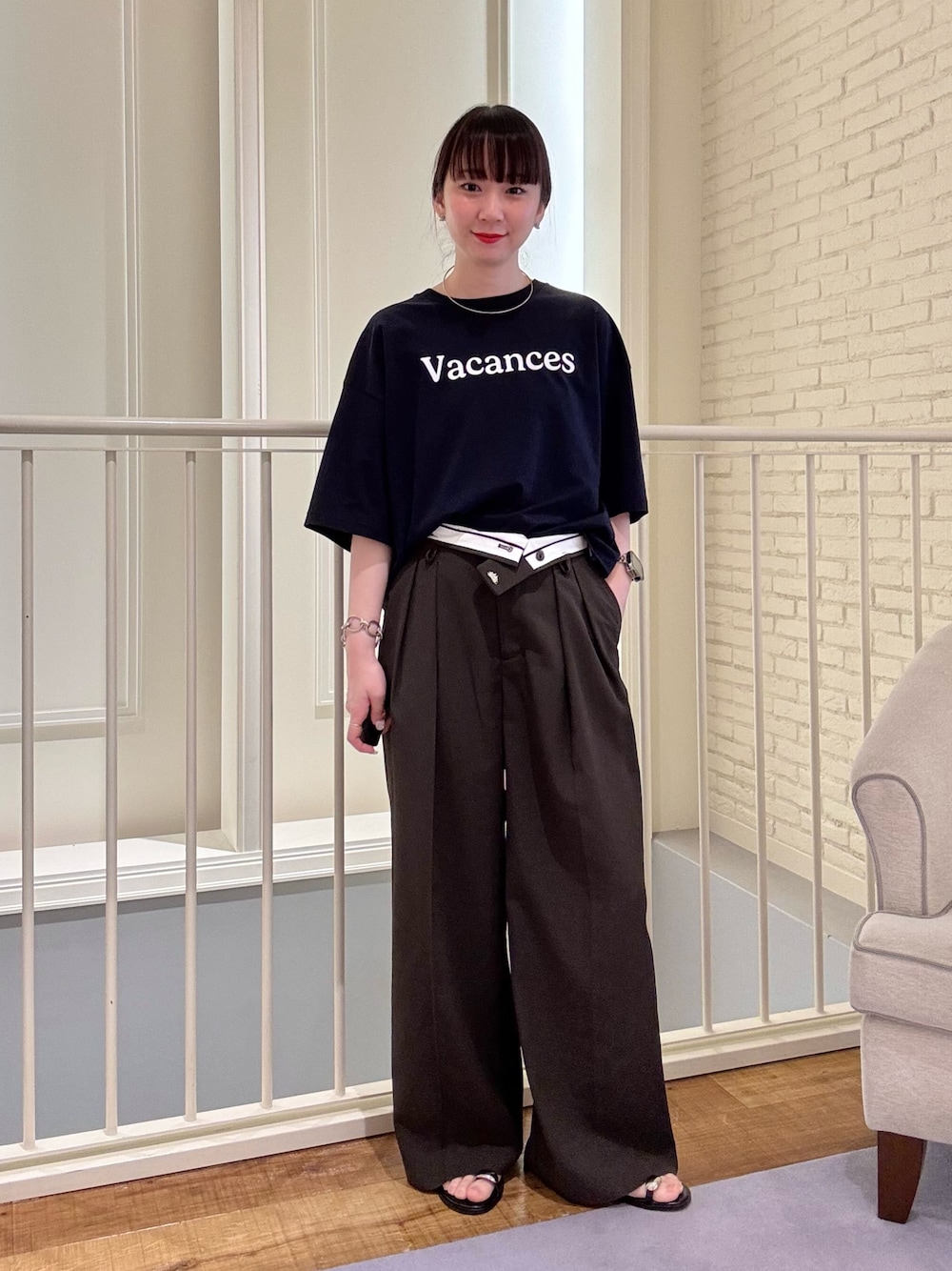 「Tシャツ、大人カジュアル、大人コーデ、夏コーデ、夏、カジュアル、カジュアルコーデ、きれいめカジュアル、シンプルコーデ、シンプル、パンツスタイル、パンツコーデ、サンダル、サンダルコーデ、ラフ」｜「NOLLEY’SのVacances Tシャツ（Tシャツ/カットソー、ブルー系）」を使った、nol hirataさん（骨格ウェーブ・レディース・155cm）の夏コーディネートの1枚目の写真