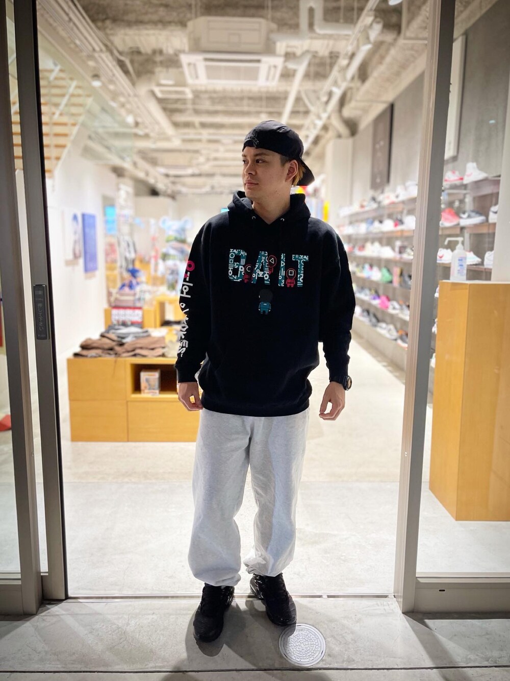 「冬コーデ、カジュアル、イカゲーム、パーカー、BAIT」｜「BAITのBAIT × KOKIES × イカゲーム BAIT LOGO HOODIE 217-SQD-PRK-001（パーカー、ブラック系）」を使った、kazさん（メンズ・172cm）の冬コーディネートの1枚目の写真