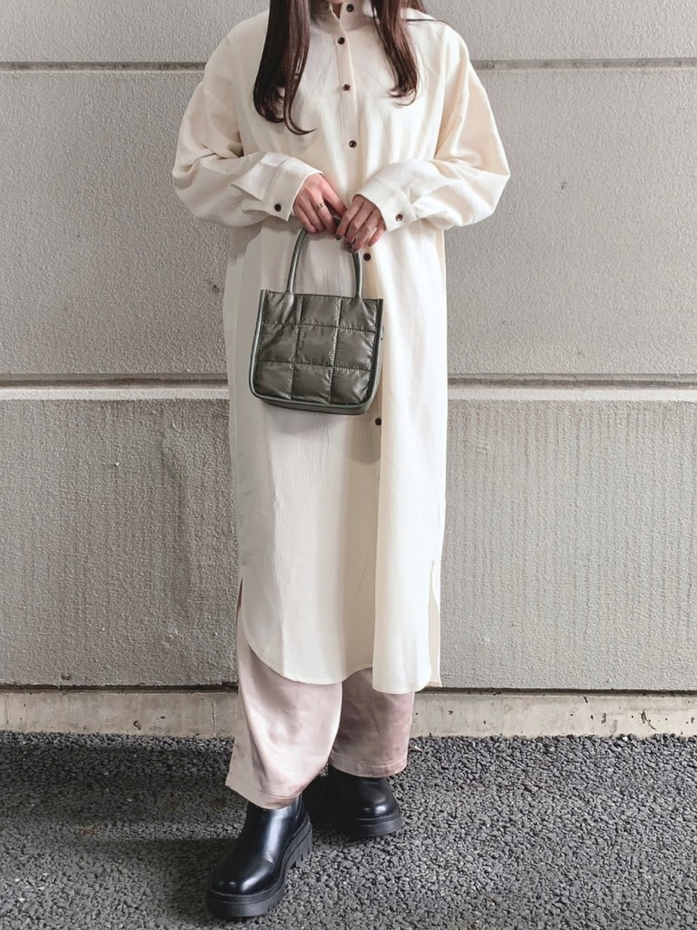 「ブーツ、シャツワンピース、サテンパンツ、きれいめカジュアル、WAREHOUSE、キルティングバッグ、秋コーデ、items、ITEMS URBANRESEARCH、アイテムズアーバンリサーチ」｜「ITEMS URBANRESEARCHのキルティングバッグ（ショルダーバッグ、グリーン系）」を使った、manaさん（レディース・160cm）の秋コーディネートの1枚目の写真