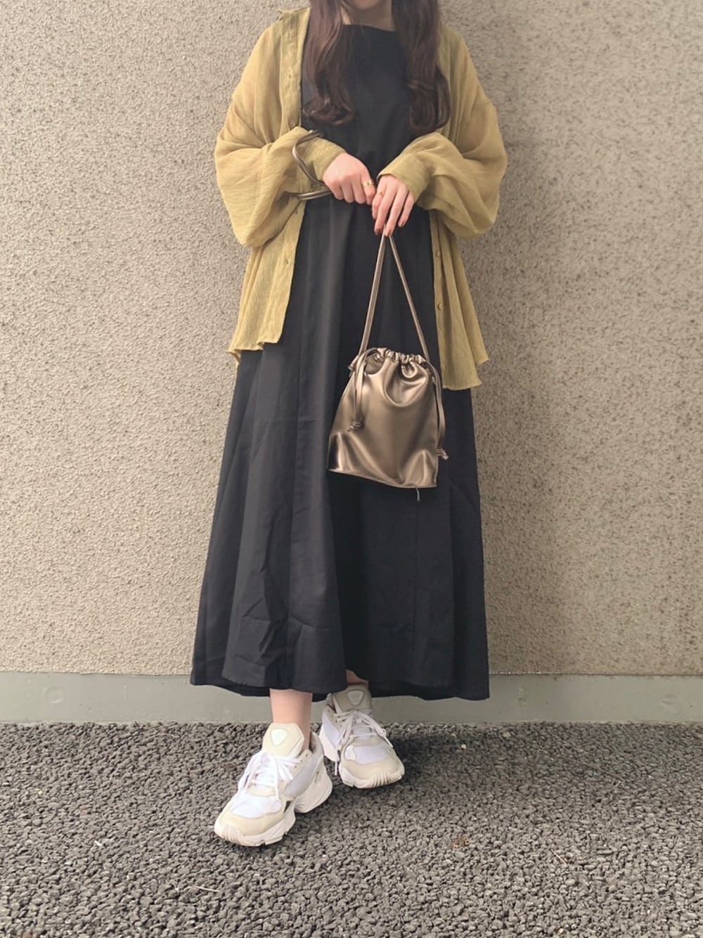 「WAREHOUSE、items、ITEMS URBANRESEARCH、アーバンリサーチ、リネン、ワンピース、シアーシャツ、シャツ、ショルダーバッグ、ヨウリュウ、スニーカー、きれいめカジュアル、大人コーデ」｜「adidasの[ADIDASFLCN W] アディダスオリジナルス（スニーカー、ホワイト系）」を使った、manaさん（レディース・160cm）の夏コーディネートの1枚目の写真