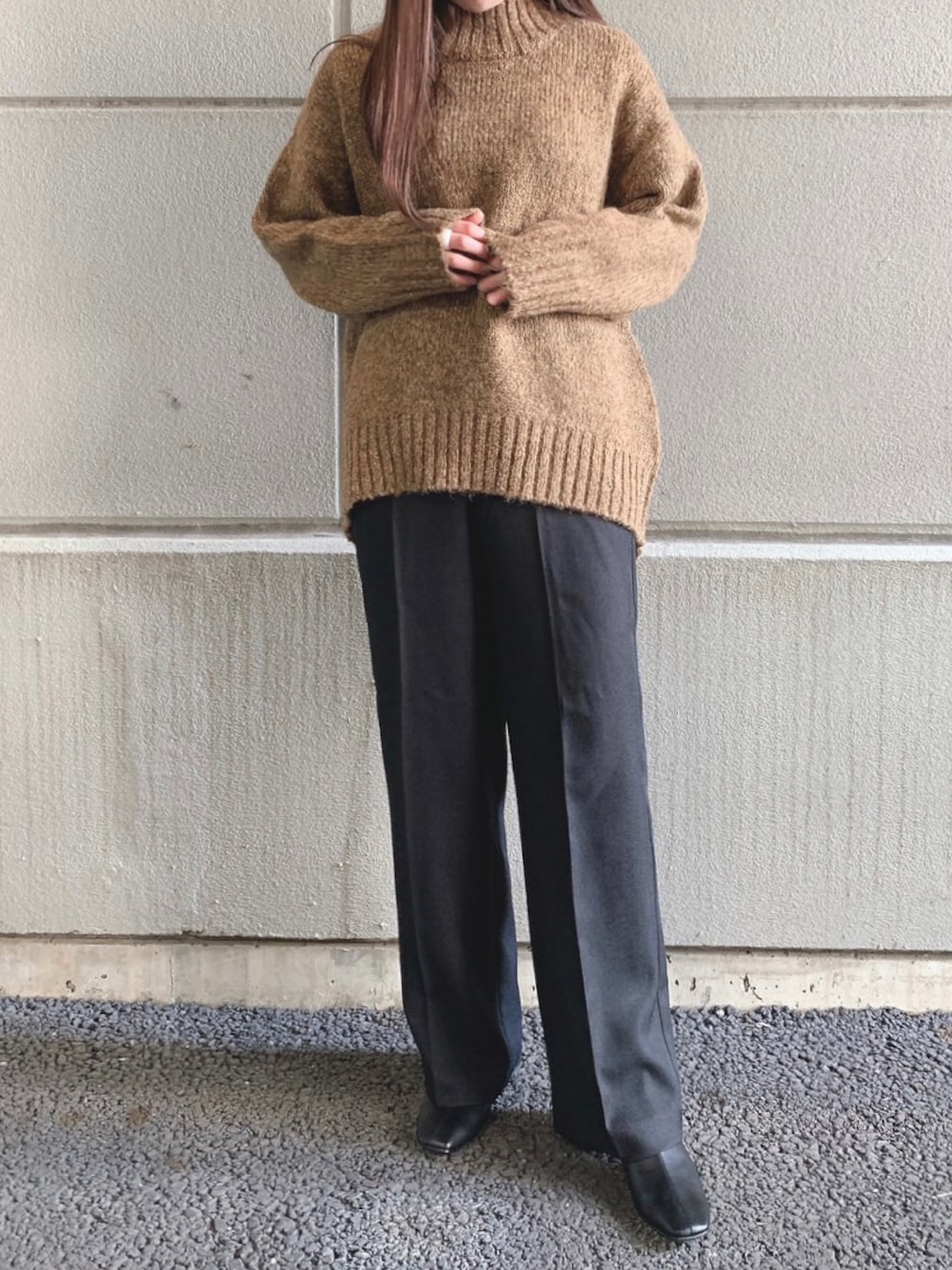 「パンツ、ブーツ、コクーンシルエット、ハイネックニット、ストレートパンツ、WAREHOUSE、ニットコーデ、items、ITEMS URBANRESEARCH、アイテムズアーバンリサーチ」｜「ITEMS URBANRESEARCHのアイテム（パンツ、ブラック系）」を使った、manaさん（レディース・160cm）の秋コーディネートの1枚目の写真