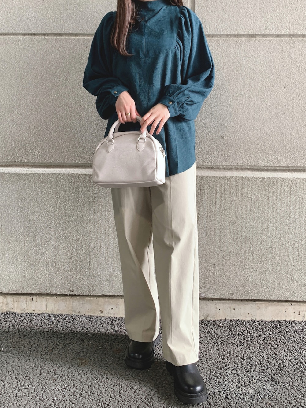 「ブラウス、ブーツ、きれいめコーディネート、ワイドパンツ、ボストンバッグ、WAREHOUSE、パフスリーブ、秋コーデ、items、ITEMS URBANRESEARCH、アイテムズアーバンリサーチ」｜「ITEMS URBANRESEARCHのラウンドボストンバッグ（ボストンバッグ、ベージュ系）」を使った、manaさん（レディース・160cm）の秋コーディネートの1枚目の写真