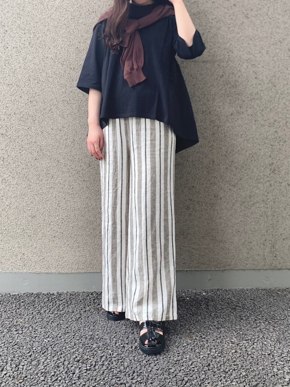 「WAREHOUSE、items、ITEMS URBANRESEARCH、アーバンリサーチ、Tシャツ、ストライプ、リネン、リネンパンツ、グルカサンダル、大人カジュアル、大人コーデ」｜「ITEMS URBANRESEARCHのリネンレーヨンワイドパンツ（その他パンツ、その他）」を使った、manaさん（レディース・160cm）の夏コーディネートの1枚目の写真