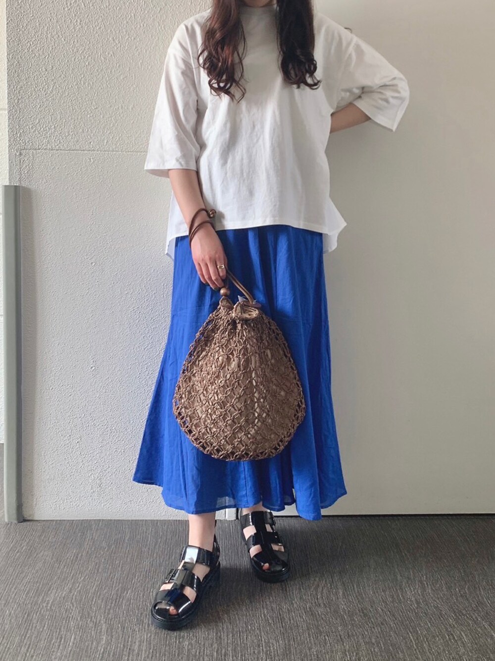 「ブルー、Tシャツ、大人カジュアル、スカートスタイル、春夏コーデ、WAREHOUSE、グルカサンダル、items、ITEMS URBANRESEARCH、アイテムズアーバンリサーチ」｜「ITEMS URBANRESEARCHのグルカサンダル（サンダル、ブラック系）」を使った、manaさん（レディース・160cm）の春コーディネートの1枚目の写真