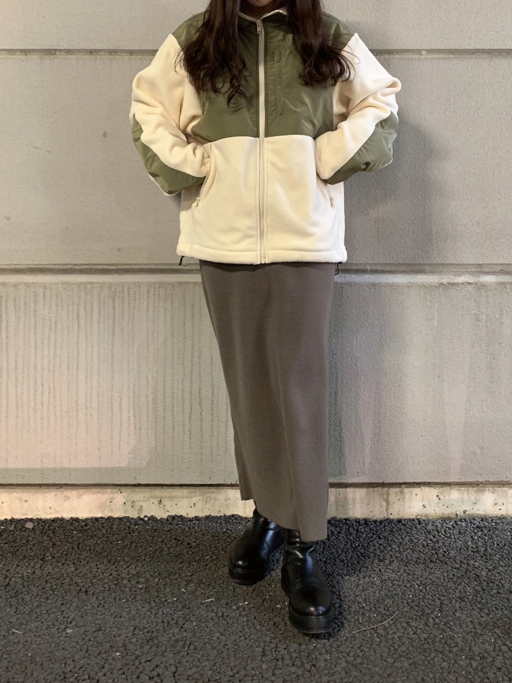 「ニット、ブーツ、フリース、ニットスカート、フリースジャケット、WAREHOUSE、メンズアイテム、items、ITEMS URBANRESEARCH、アイテムズアーバンリサーチ」｜「ITEMS URBANRESEARCHのフリース切替 ジップアップジャケット（その他アウター、ベージュ系）」を使った、manaさん（レディース・160cm）の冬コーディネートの1枚目の写真