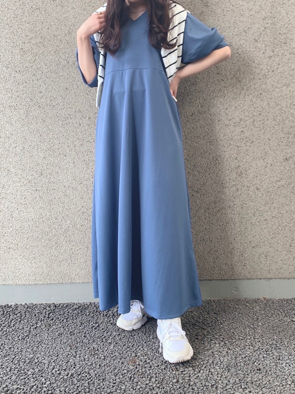「スニーカー、ワンピース、きれいめコーディネート、大人コーデ、ワンピーススタイル、WAREHOUSE、items、ランタンスリーブ、ITEMS URBANRESEARCH、アイテムズアーバンリサーチ」｜「ITEMS URBANRESEARCHのランタンスリーブワンピース（ワンピース、ブルー系）」を使った、manaさん（レディース・160cm）の春コーディネートの1枚目の写真