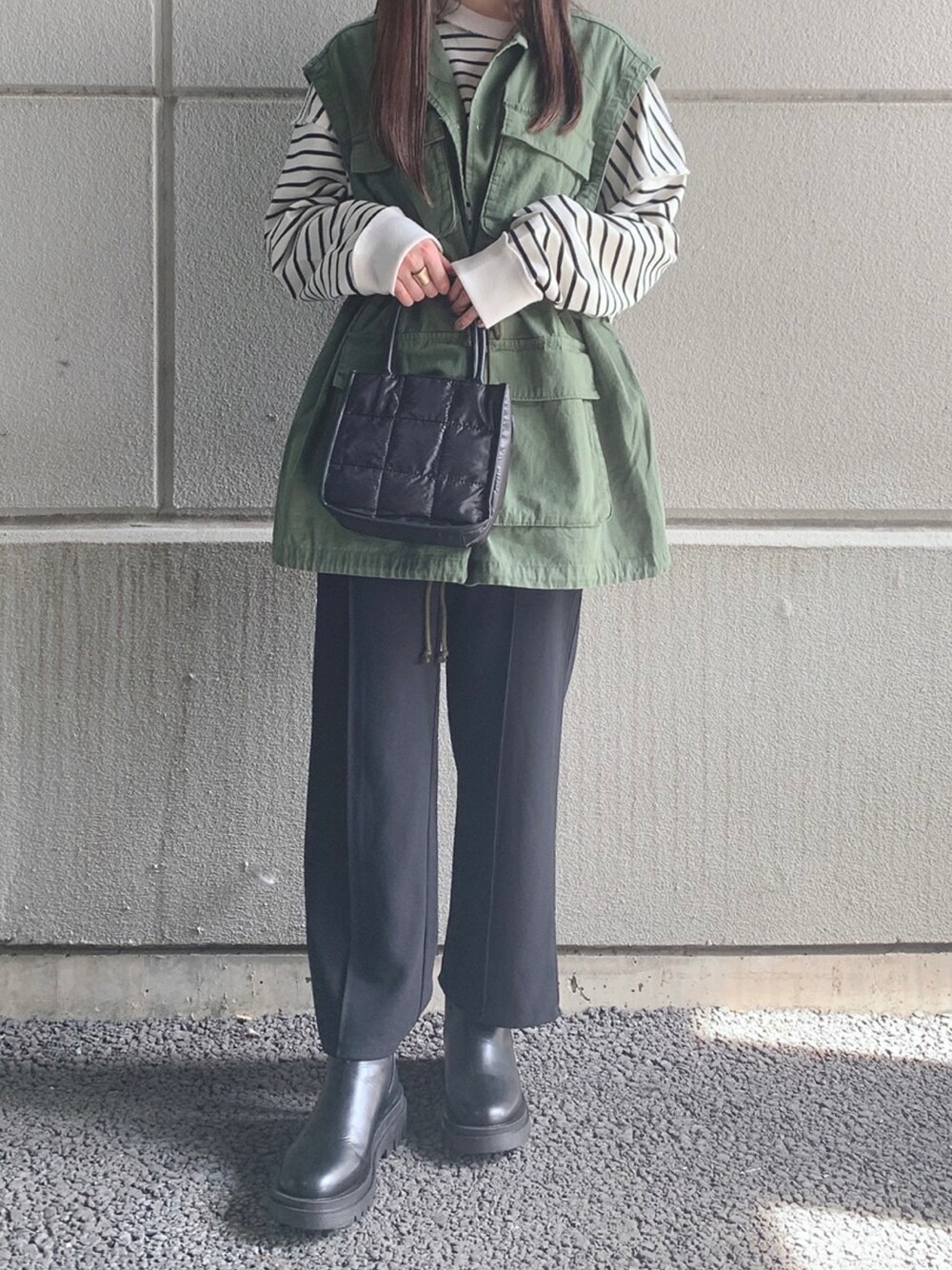「ミリタリー、ボーダー、ベスト、ストレートパンツ、WAREHOUSE、キルティングバッグ、メンズアイテム、items、ITEMS URBANRESEARCH、アイテムズアーバンリサーチ」｜「ITEMS URBANRESEARCHのキルティングバッグ（ショルダーバッグ、ブラック系）」を使った、manaさん（レディース・160cm）の秋コーディネートの1枚目の写真