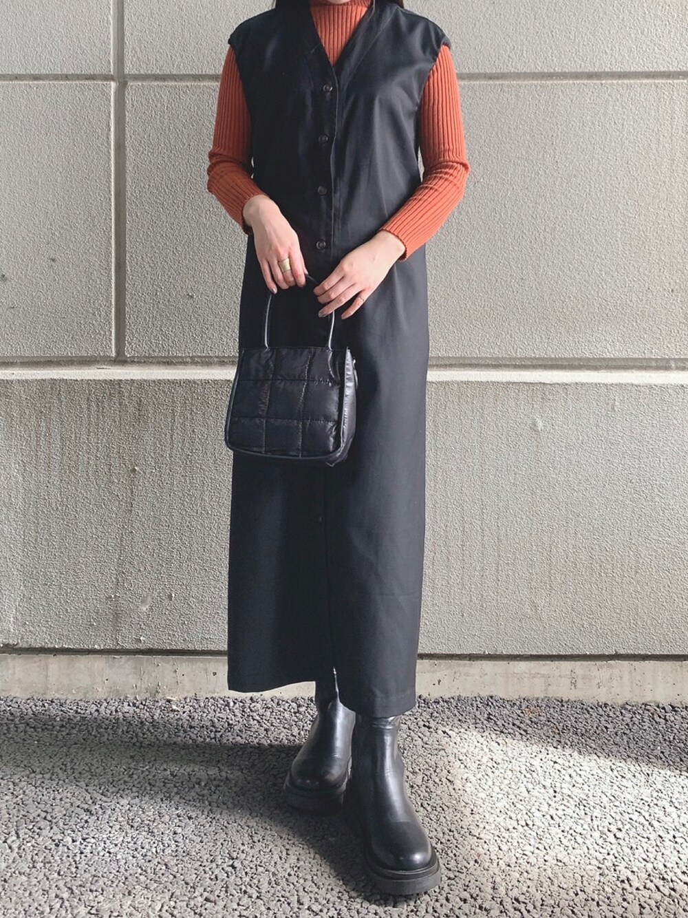 「ブーツ、ジャンスカ、ジャンパースカート、ハイネックニット、WAREHOUSE、キルティングバッグ、秋コーデ、items、ITEMS URBANRESEARCH、アイテムズアーバンリサーチ」｜「ITEMS URBANRESEARCHのキルティングバッグ（ショルダーバッグ、ブラック系）」を使った、manaさん（レディース・160cm）の秋コーディネートの1枚目の写真
