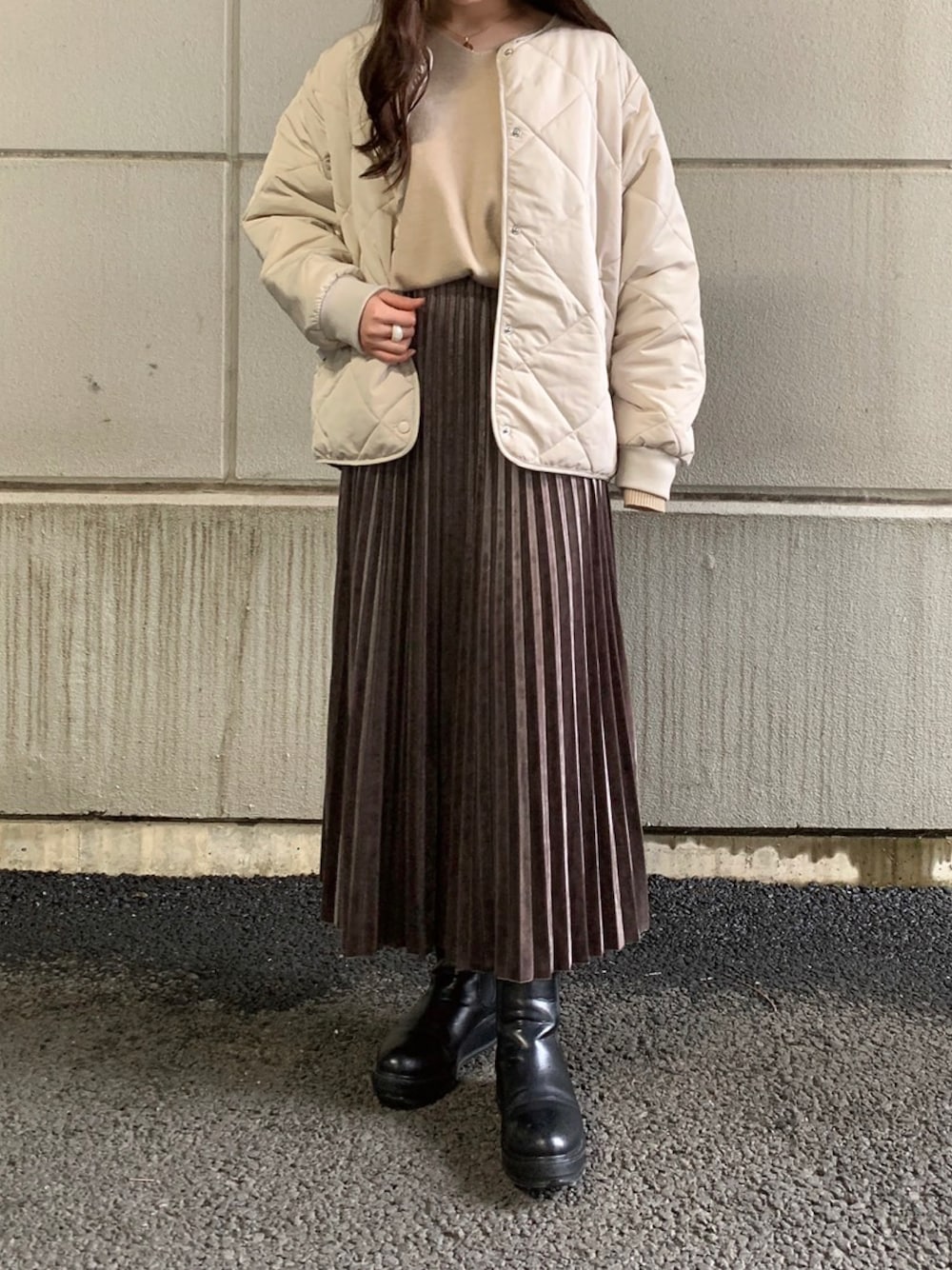 「ニット、キルティング、Vネック、Vネックニット、ベロア、キルティングジャケット、WAREHOUSE、items、ITEMS URBANRESEARCH、アイテムズアーバンリサーチ」｜「ITEMS URBANRESEARCHのベーシックVネックニット（ニット/セーター、ベージュ系）」を使った、manaさん（レディース・160cm）の冬コーディネートの1枚目の写真
