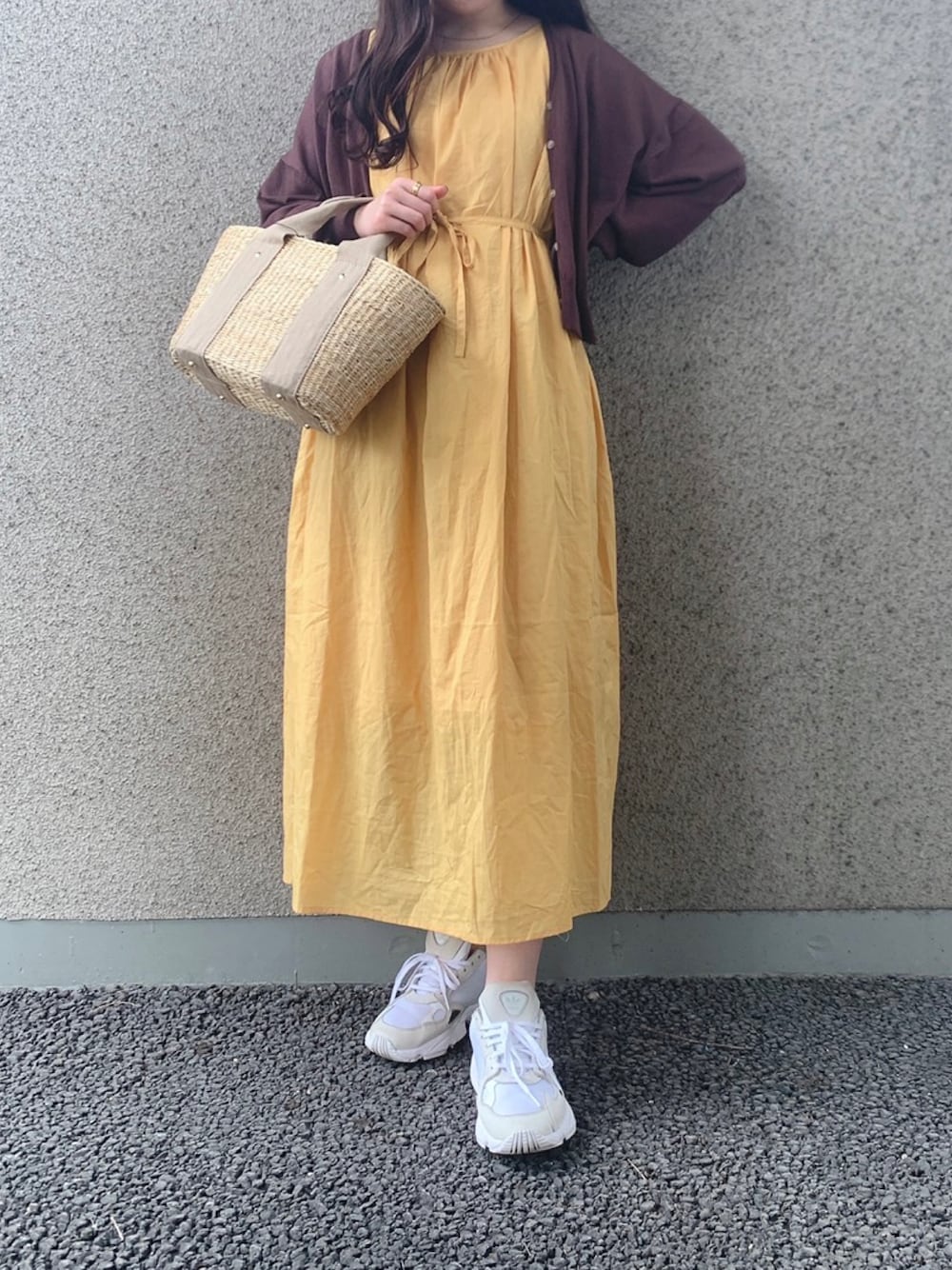 「WAREHOUSE、items、ITEMS URBANRESEARCH、アイテムズアーバンリサーチ、ワンピース、サマーニット、スニーカー、大人コーデ」｜「ITEMS URBANRESEARCHのギャザーワンピース（ワンピース、イエロー系）」を使った、manaさん（レディース・160cm）の夏コーディネートの1枚目の写真