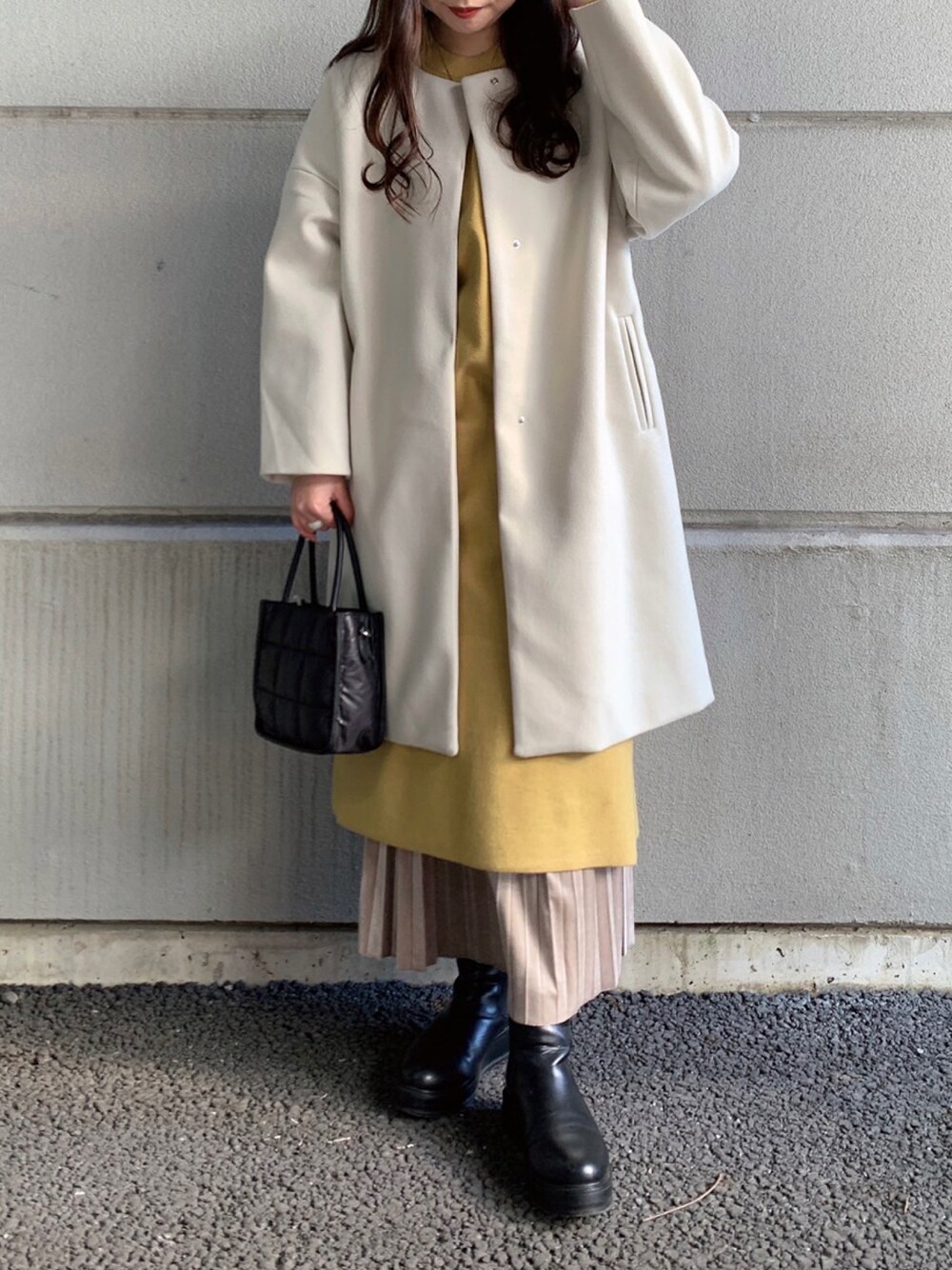 「コート、レイヤード、ニットワンピース、レイヤードスタイル、ノーカラーコート、WAREHOUSE、ベロアスカート、items、ITEMS URBANRESEARCH、アイテムズアーバンリサーチ」｜「ITEMS URBANRESEARCHの【一部WEB限定カラー】クルーネックニットロングワンピース（ワンピース、イエロー系）」を使った、manaさん（レディース・160cm）の冬コーディネートの1枚目の写真
