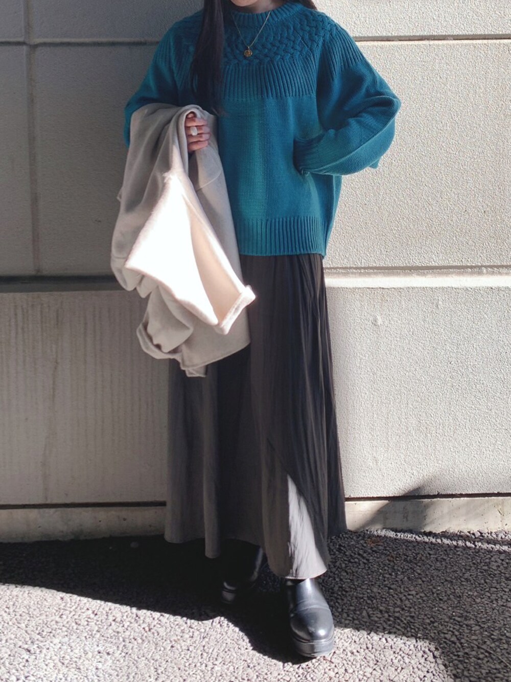 「コート、ニット、スカート、ブーツ、ケーブルニット、カラーニット、WAREHOUSE、items、ITEMS URBANRESEARCH、アイテムズアーバンリサーチ」｜「ITEMS URBANRESEARCHのクルーネックケーブルニット（ニット/セーター、ブルー系）」を使った、manaさん（レディース・160cm）の冬コーディネートの1枚目の写真