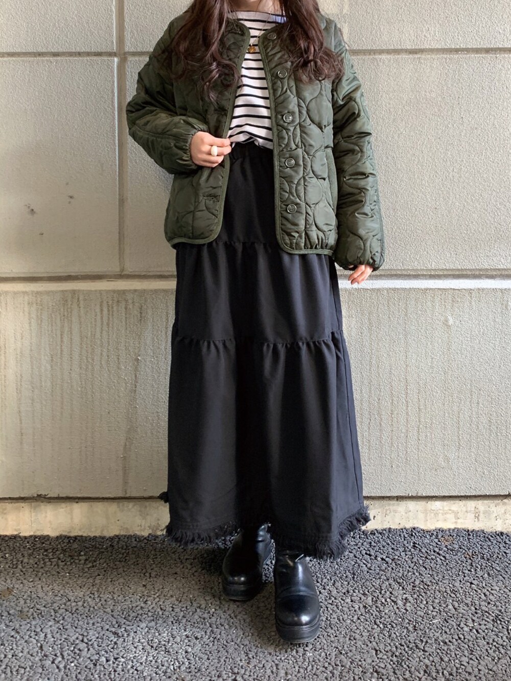 「スカート、キルティング、フリンジ、ボーダートップス、キルティングジャケット、スカートスタイル、WAREHOUSE、items、ITEMS URBANRESEARCH、アイテムズアーバンリサーチ」｜「ITEMS URBANRESEARCHのボーダーロングスリーブTシャツ（Tシャツ/カットソー、ホワイト系）」を使った、manaさん（レディース・160cm）の冬コーディネートの1枚目の写真