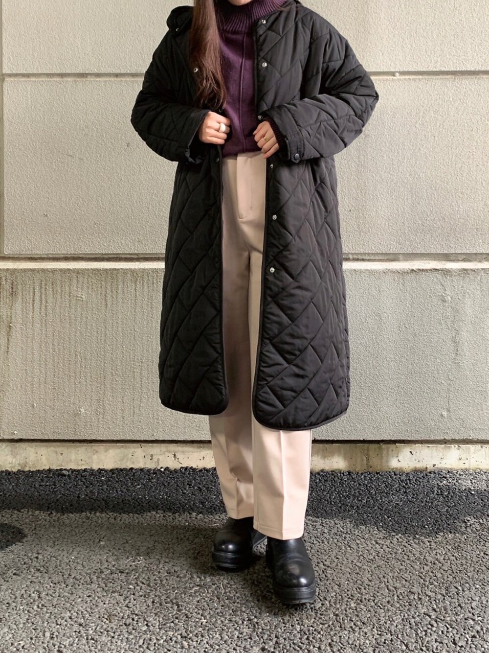 「ニット、パンツ、キルティング、パープル、キルティングコート、パンツスタイル、WAREHOUSE、items、ITEMS URBANRESEARCH、アイテムズアーバンリサーチ」｜「ITEMS URBANRESEARCHのカットストレートパンツ（その他パンツ、ベージュ系）」を使った、manaさん（レディース・160cm）の冬コーディネートの1枚目の写真