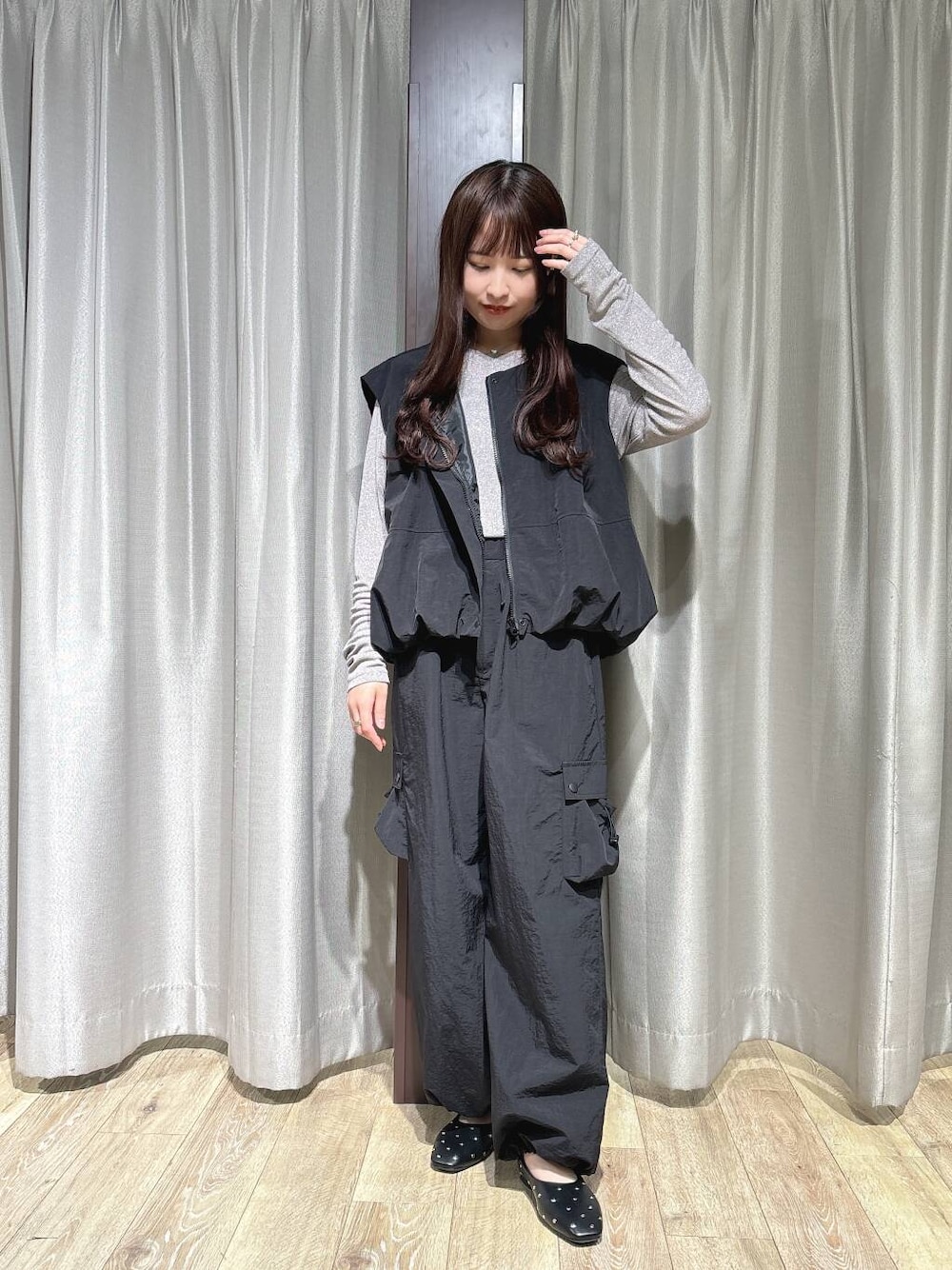 ブラック系のパンプス、ブラック系のベスト、ブラック系のその他パンツを着用したレディースの秋コーディネートの1枚目の写真