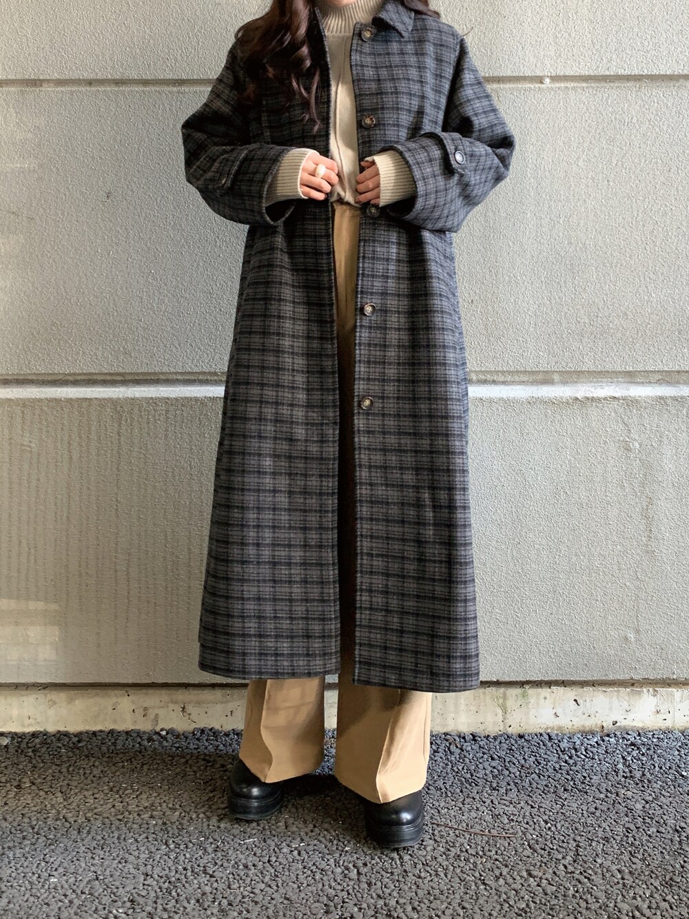 「チェック、コート、ニット、ロングコート、ハイネックニット、チェックコート、WAREHOUSE、items、ITEMS URBANRESEARCH、アイテムズアーバンリサーチ」｜「ITEMS URBANRESEARCHのセンターシームパンツ（その他パンツ、ベージュ系）」を使った、manaさん（レディース・160cm）の冬コーディネートの1枚目の写真