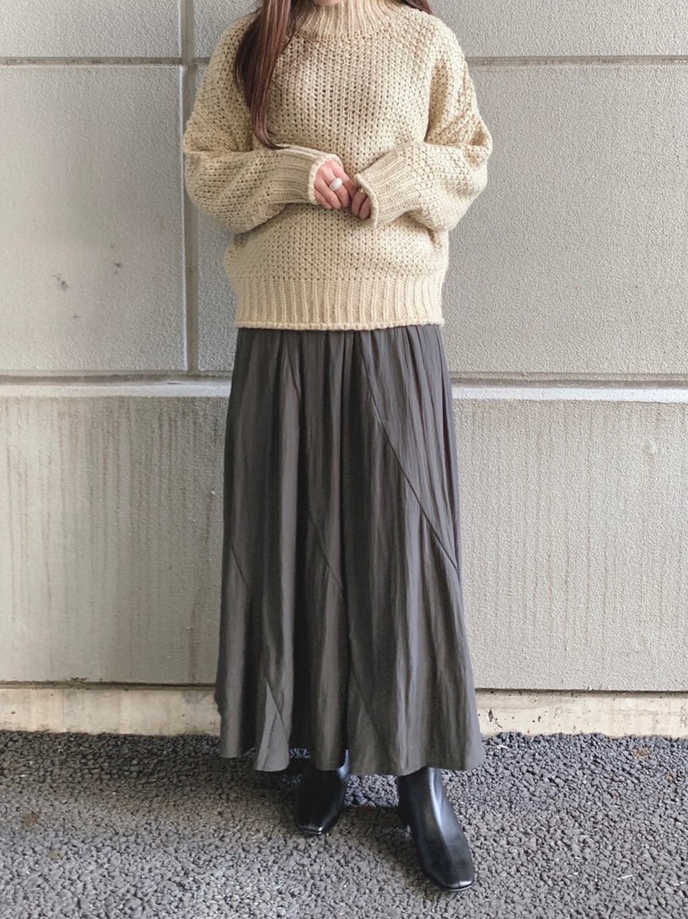 「ニット、スカート、タートルネックニット、ハイネックニット、WAREHOUSE、ニットコーデ、スカートコーデ、items、ITEMS URBANRESEARCH、アイテムズアーバンリサーチ」｜「ITEMS URBANRESEARCHのエスカルゴスカート（スカート、グレー系）」を使った、manaさん（レディース・160cm）の秋コーディネートの1枚目の写真