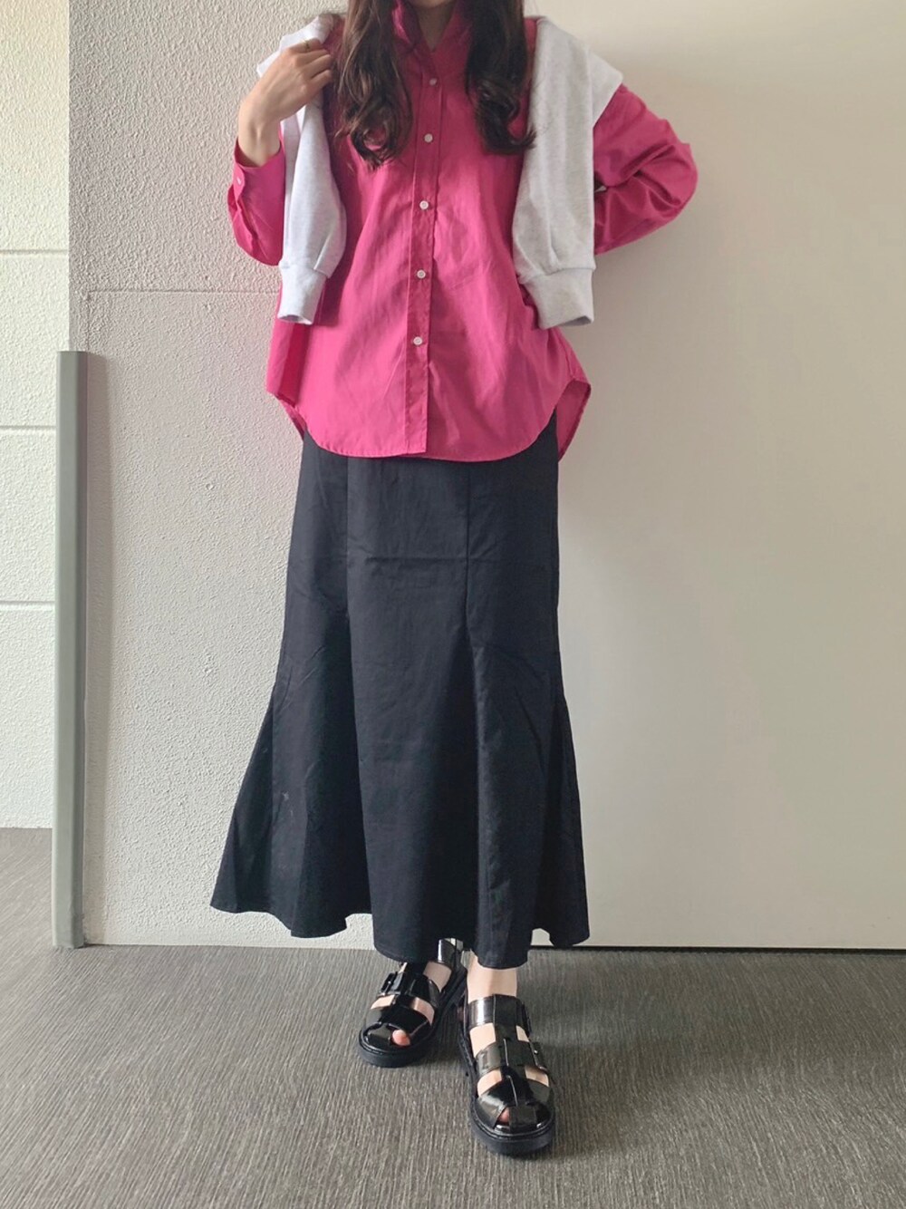「ピンク、大人カジュアル、休日コーデ、マーメイドスカート、シャツスタイル、WAREHOUSE、グルカサンダル、items、ITEMS URBANRESEARCH、アイテムズアーバンリサーチ」｜「ITEMS URBANRESEARCHの『UR TECH Smart Linen Touch』リネンスキッパーシャツ（シャツ/ブラウス、ピンク系）」を使った、manaさん（レディース・160cm）の春コーディネートの1枚目の写真