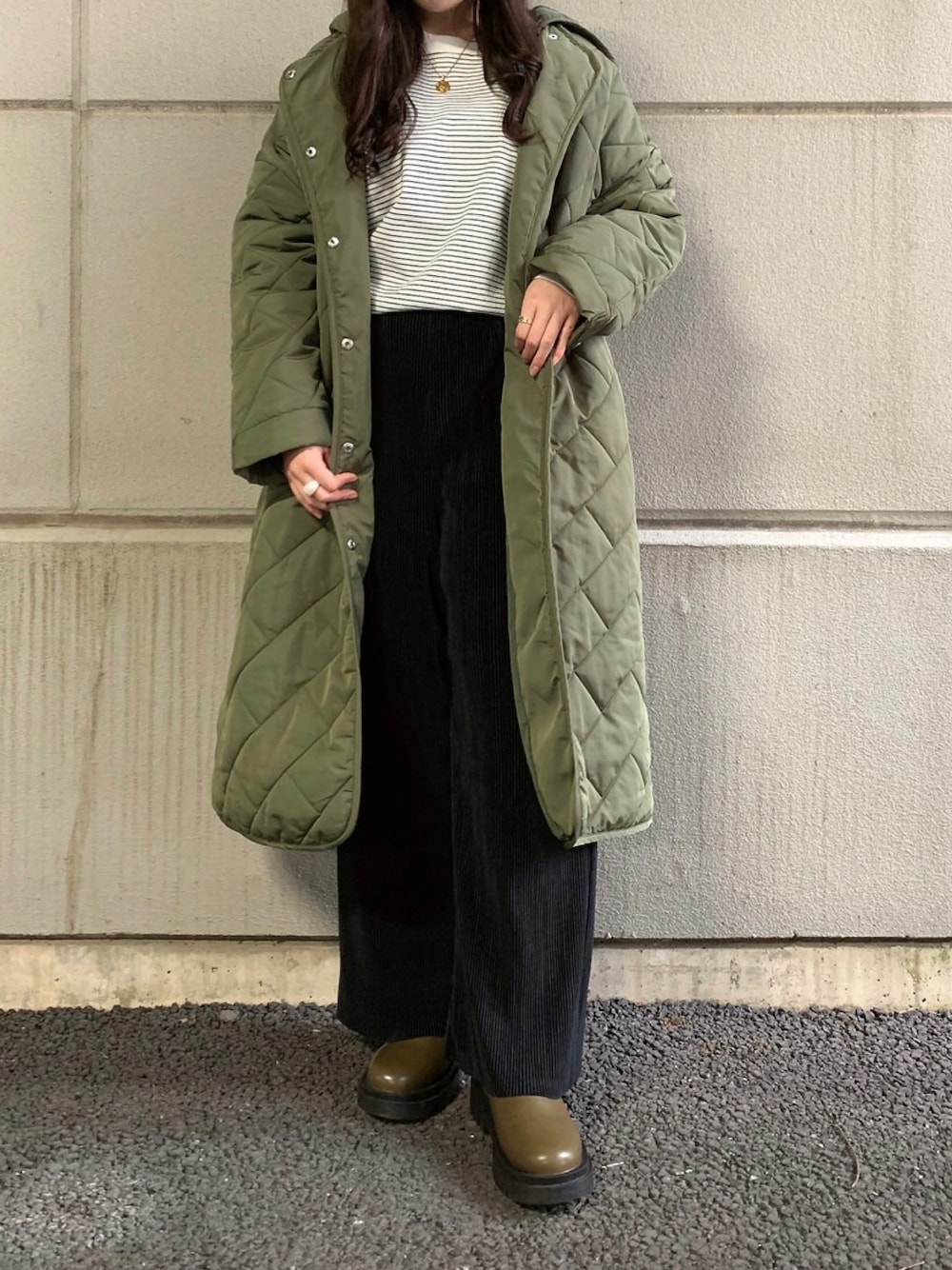 「パンツ、ブーツ、ボーダー、ボーダーTシャツ、WAREHOUSE、プリーツパンツ、items、キルティングアウター、ITEMS URBANRESEARCH、アイテムズアーバンリサーチ」｜「ITEMS URBANRESEARCHのトラックソールストレッチブーツ（ブーツ、グリーン系）」を使った、manaさん（レディース・160cm）の冬コーディネートの1枚目の写真