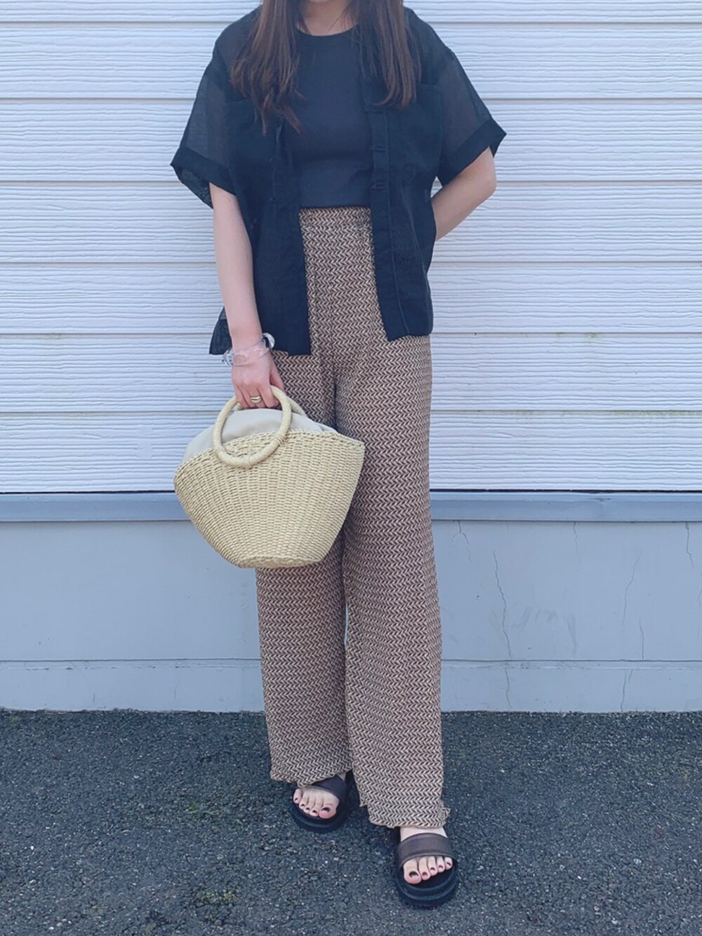 ベージュ系のショルダーバッグ、グレー系のタンクトップ、ブラウン系のサンダルを着用したレディースの夏コーディネートの1枚目の写真