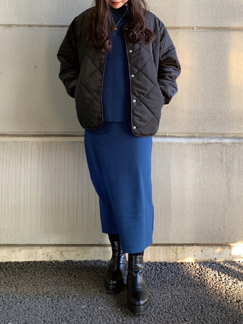 「ニット、ブーツ、キルティング、ニットワンピース、ニットベスト、WAREHOUSE、セットアイテム、items、ITEMS URBANRESEARCH、アイテムズアーバンリサーチ」｜「ITEMS URBANRESEARCHのベストセットニットワンピース（ワンピース、ブルー系）」を使った、manaさん（レディース・160cm）の冬コーディネートの1枚目の写真