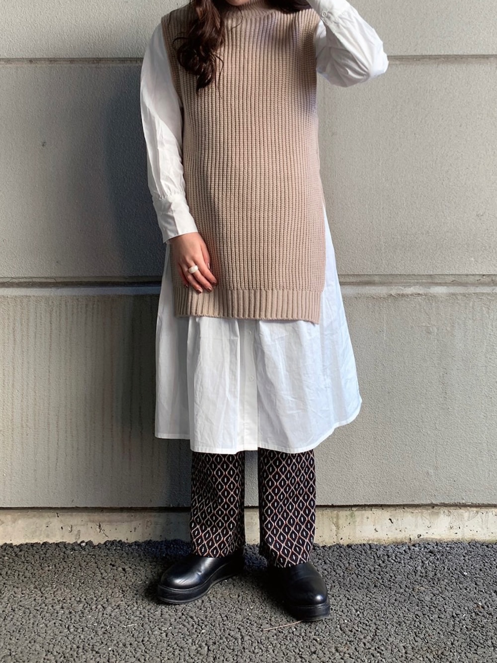 「ブーツ、シャツワンピース、レイヤードスタイル、ニットパンツ、ジャガードパンツ、WAREHOUSE、セットアイテム、items、ITEMS URBANRESEARCH、アイテムズアーバンリサーチ」｜「ITEMS URBANRESEARCHのニットベストレイヤードワンピース（ワンピース、ベージュ系）」を使った、manaさん（レディース・160cm）の冬コーディネートの1枚目の写真