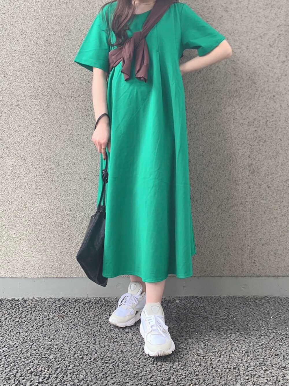 「WAREHOUSE、items、ITEMS URBANRESEARCH、アーバンリサーチ、グリーン、ワンピース、ワンピース×スニーカー、たすき掛け、カーディガン、サマーニット、きれいめカジュアル、大人コーデ」｜「ITEMS URBANRESEARCHのVネックタックワンピース（ワンピース、グリーン系）」を使った、manaさん（レディース・160cm）の夏コーディネートの1枚目の写真