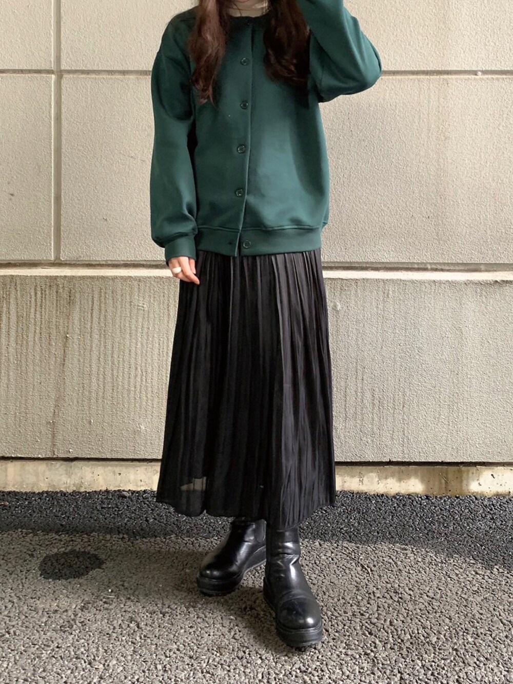 「スカート、タートルネック、プリーツスカート、スカートスタイル、WAREHOUSE、シャイニー、items、２WAYトップス、ITEMS URBANRESEARCH、アイテムズアーバンリサーチ」｜「ITEMS URBANRESEARCHのダンボール2WAYプルオーバー（スウェット、グリーン系）」を使った、manaさん（レディース・160cm）の冬コーディネートの1枚目の写真